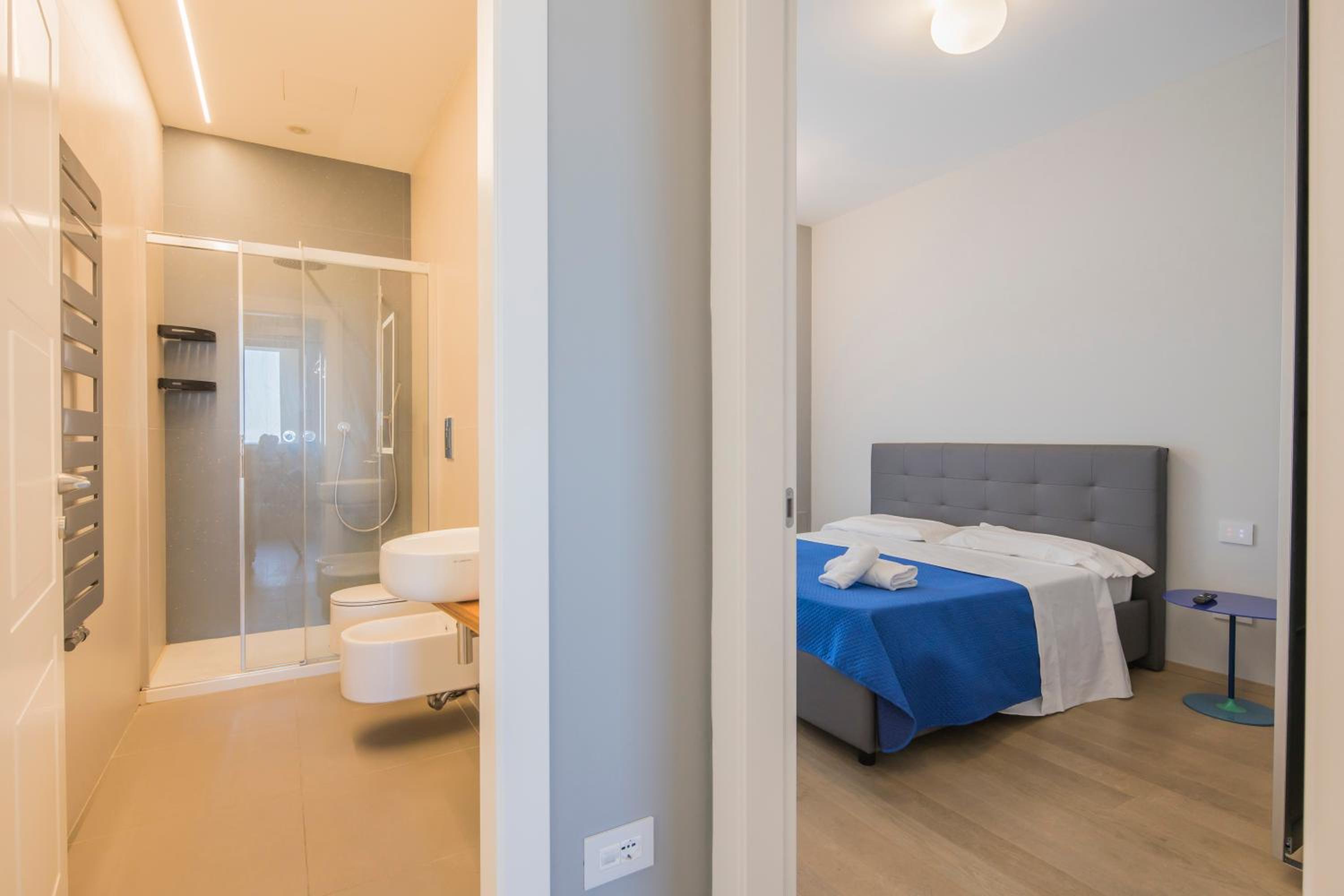Crescent Luxury Retreat - Seafront Apartments