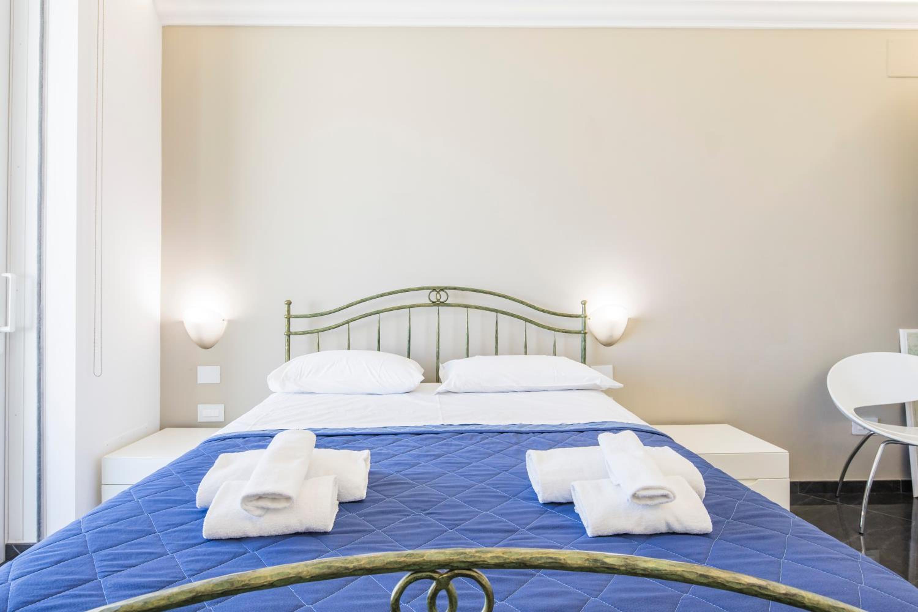 Crescent Luxury Retreat - Seafront Apartments