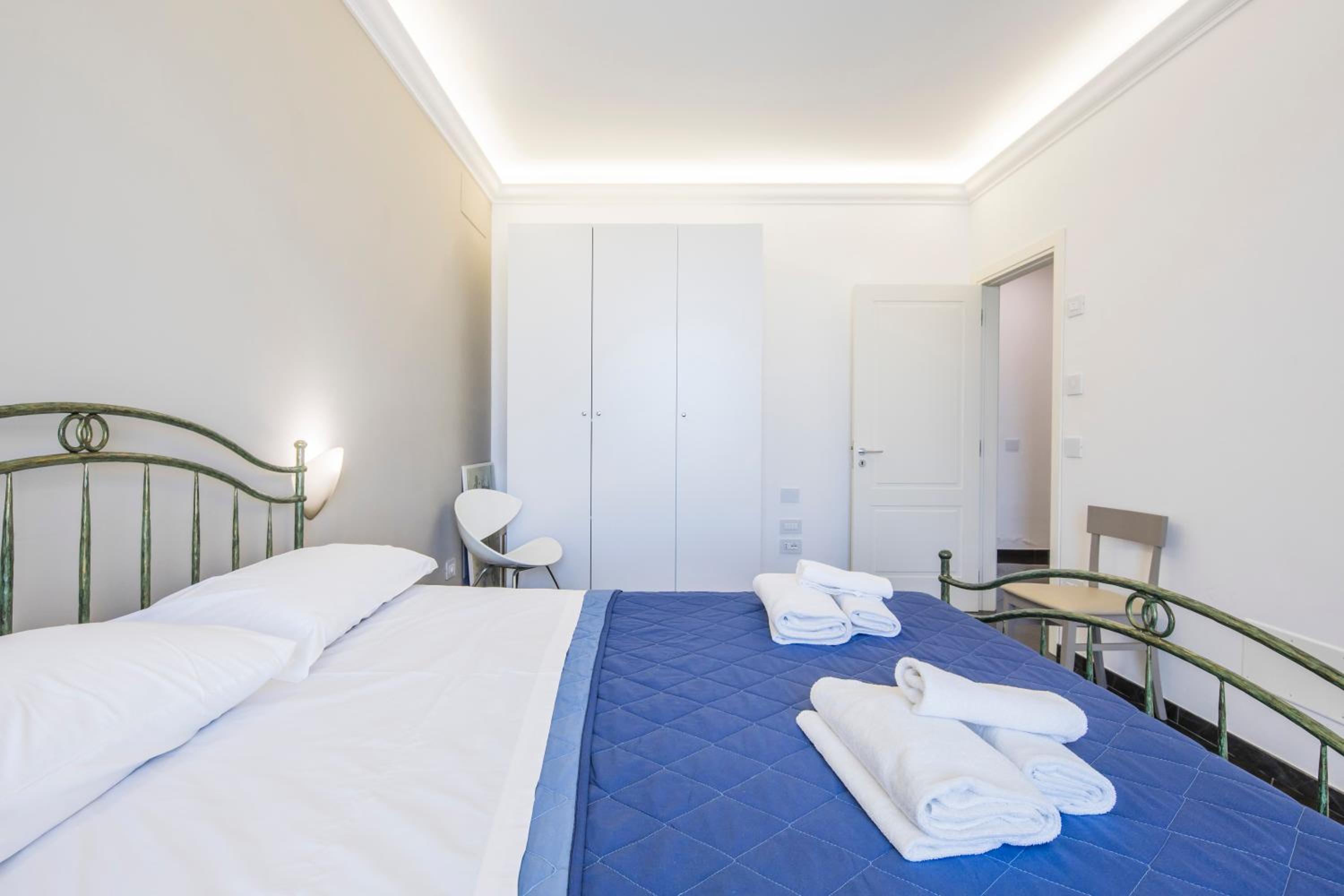 Crescent Luxury Retreat - Seafront Apartments