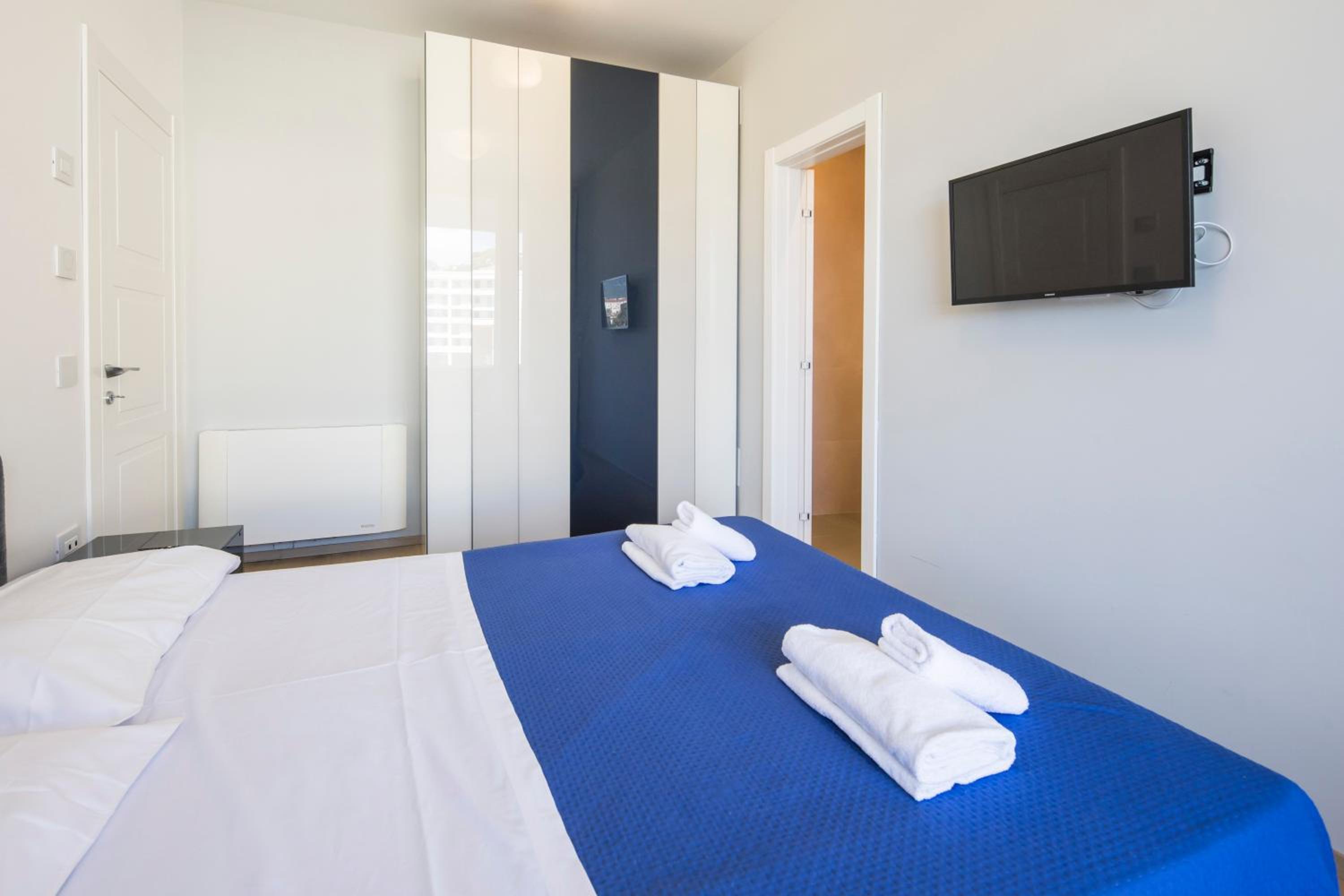 Crescent Luxury Retreat - Seafront Apartments