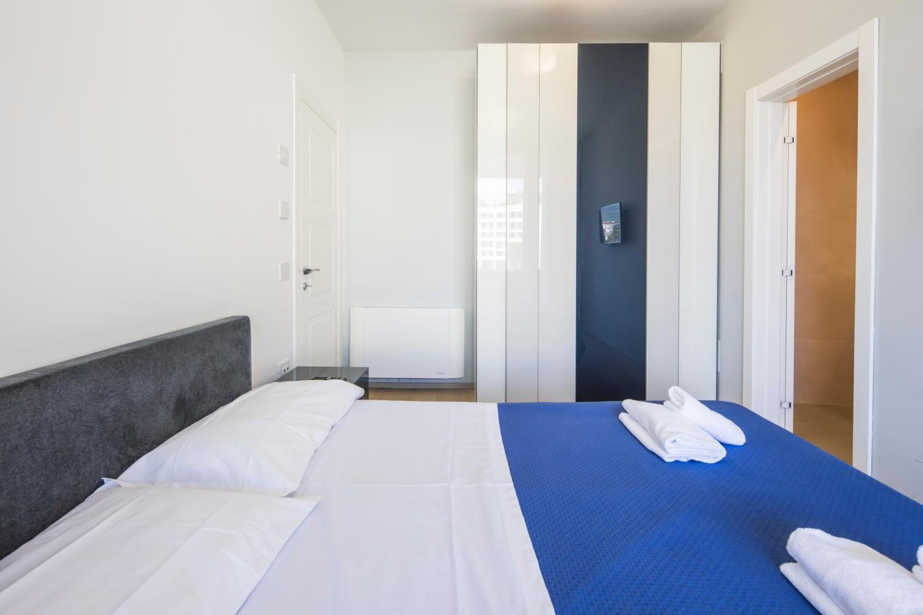 Crescent Luxury Retreat - Seafront Apartments