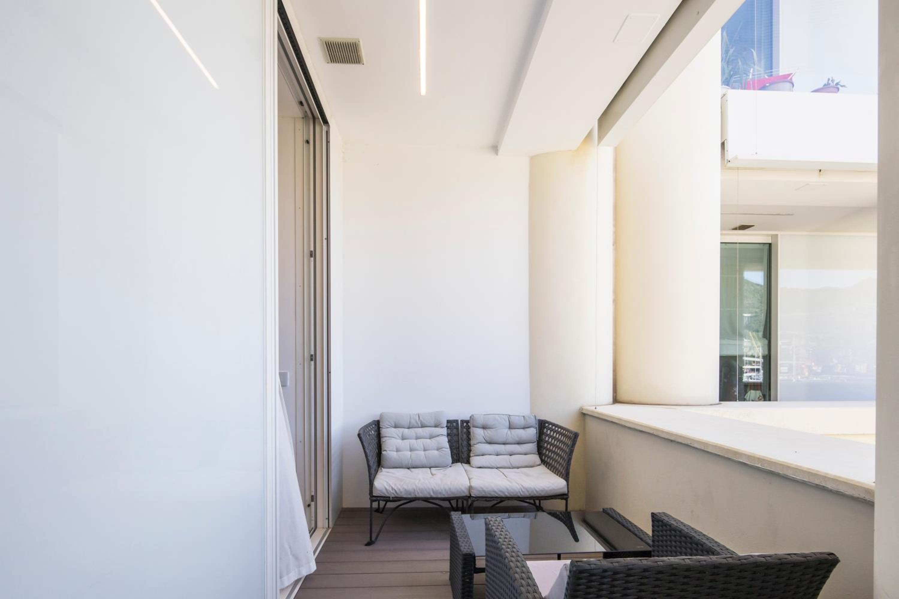 Crescent Luxury Retreat - Seafront Apartments