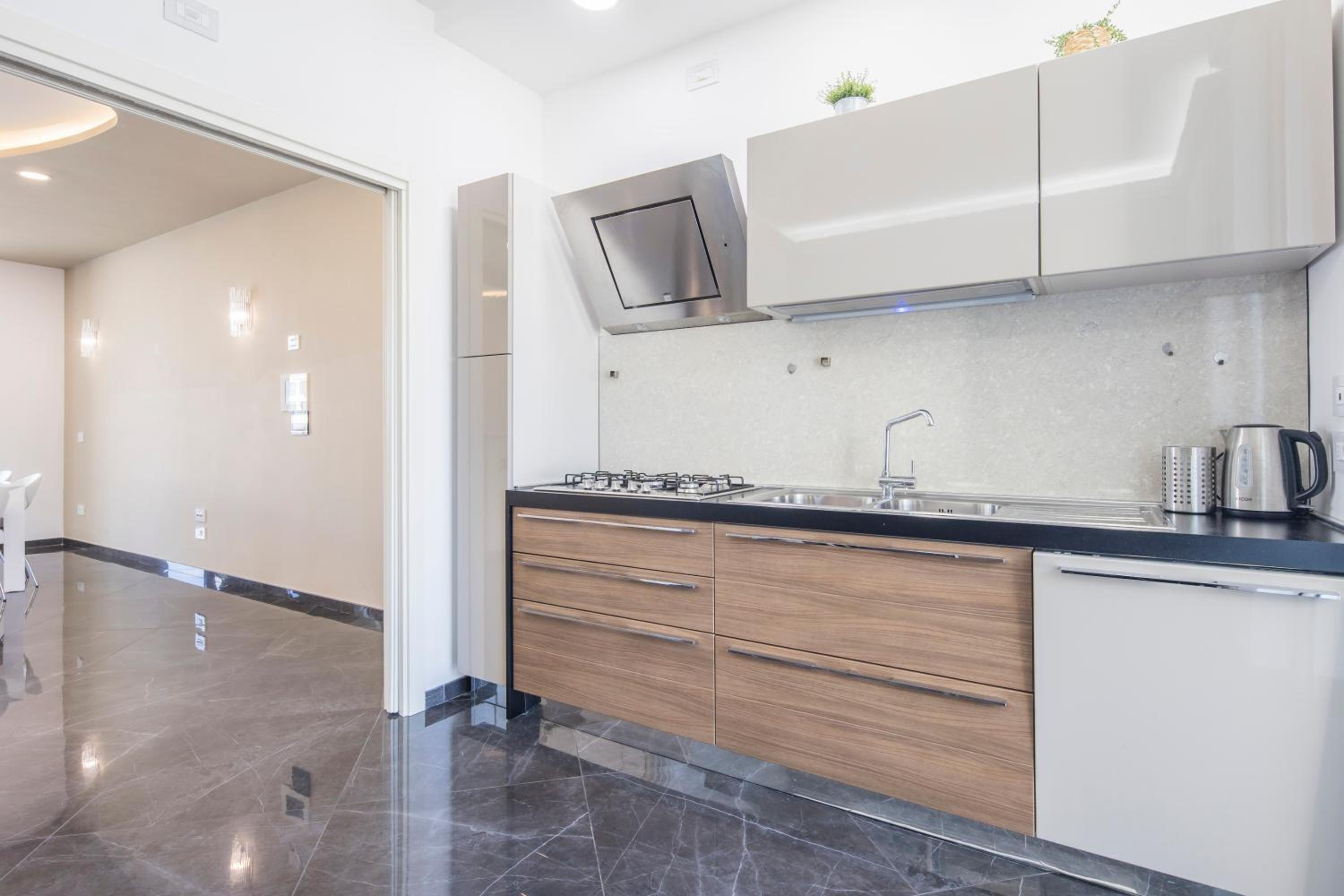 Crescent Luxury Retreat - Seafront Apartments