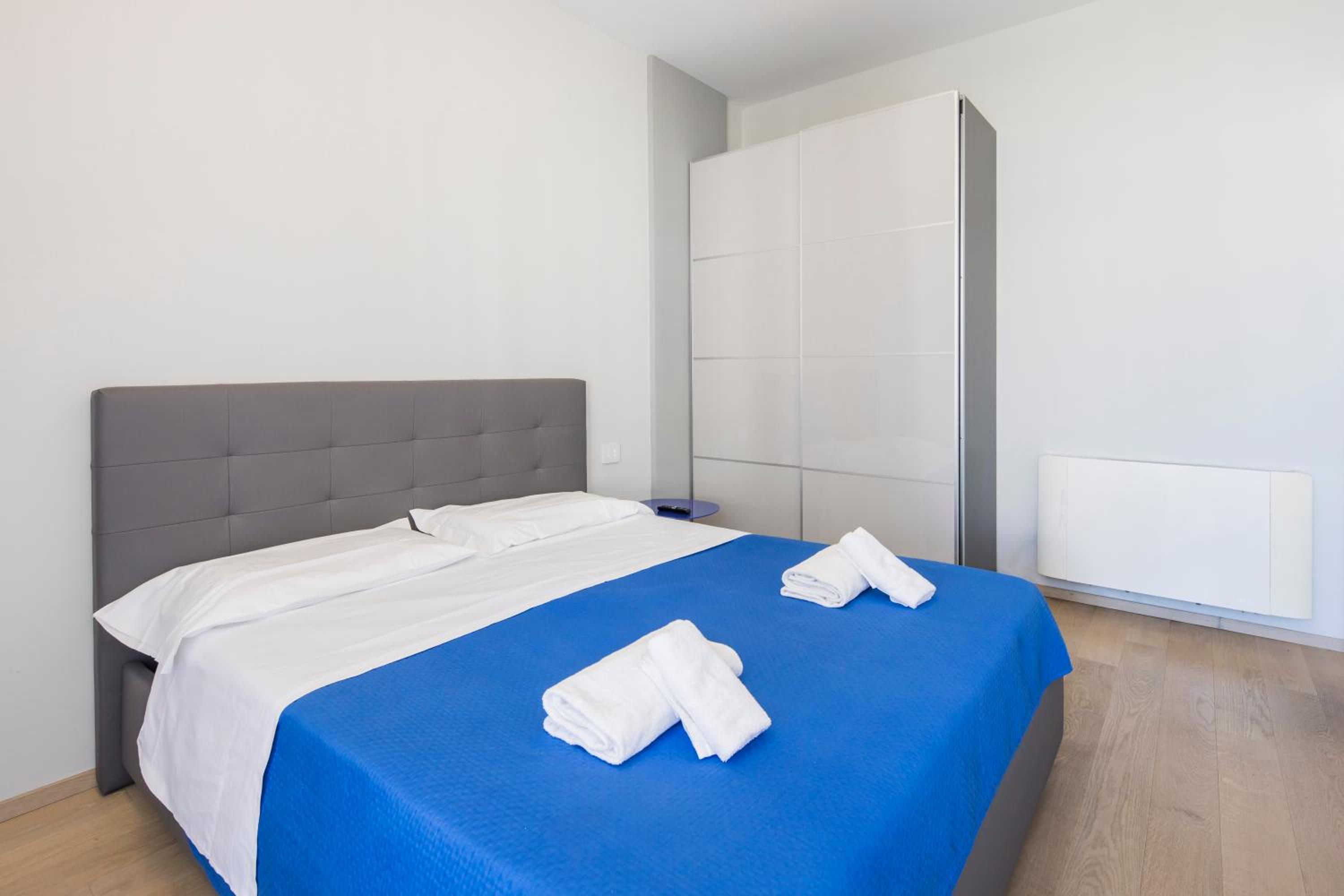 Crescent Luxury Retreat - Seafront Apartments