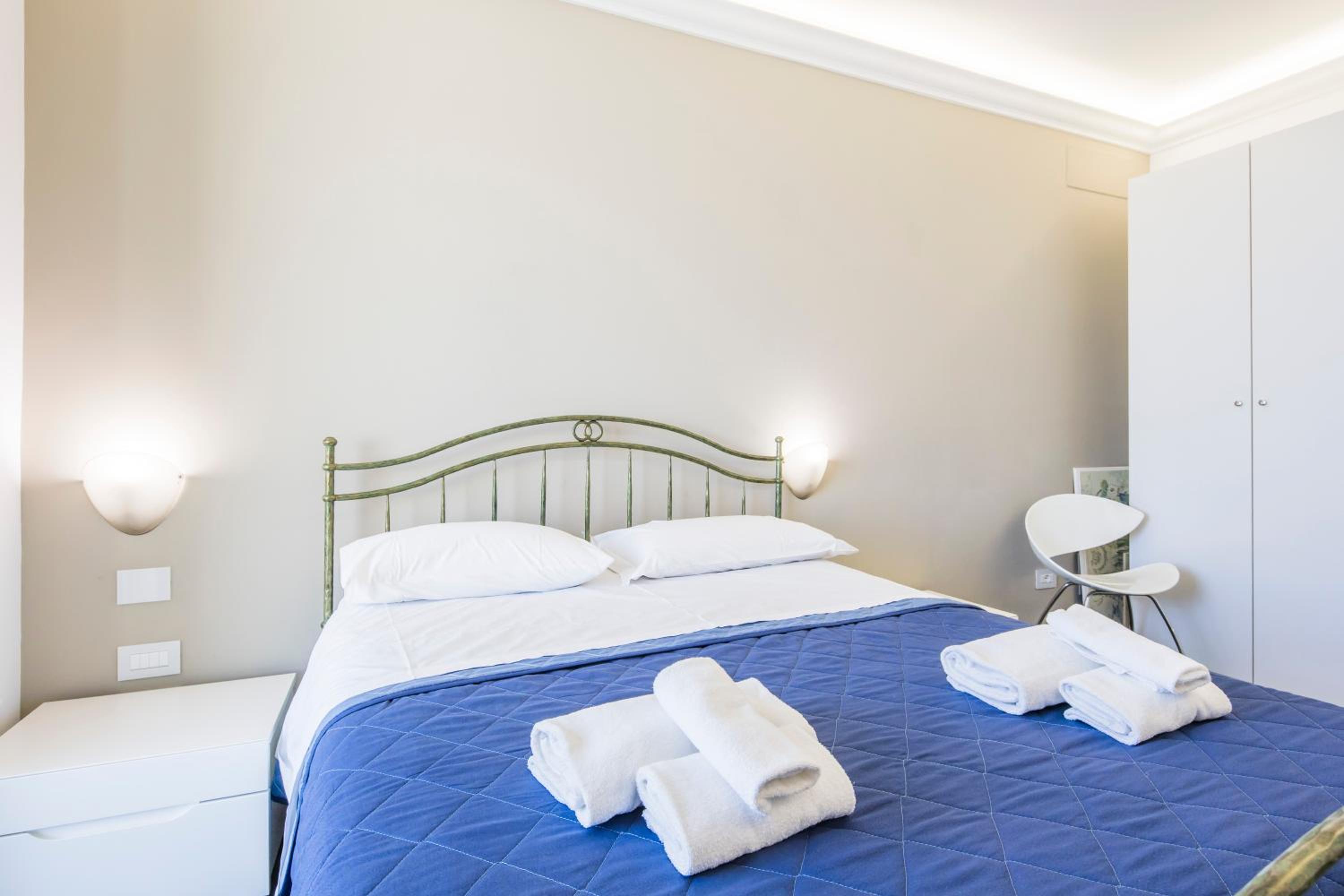 Crescent Luxury Retreat - Seafront Apartments