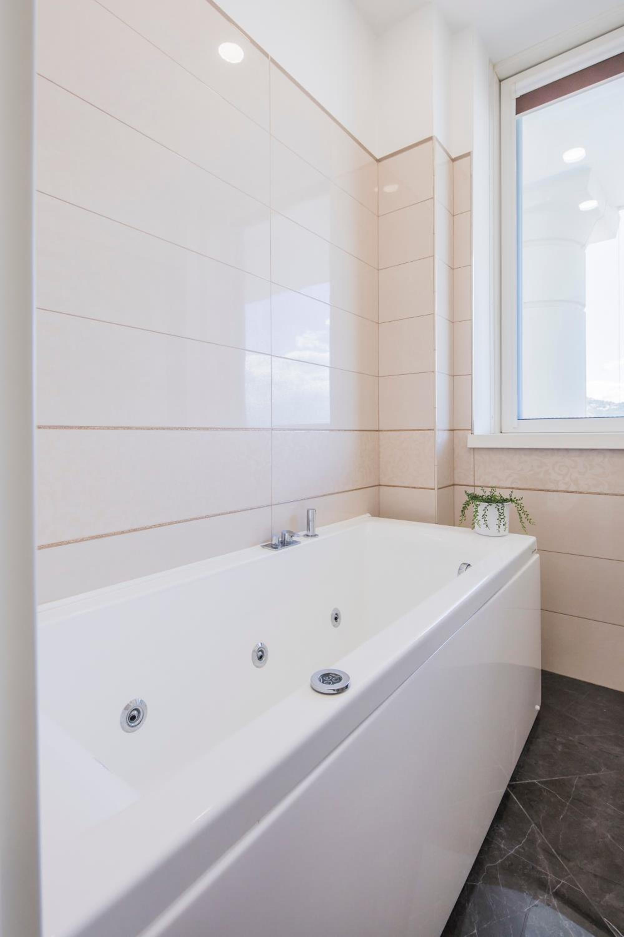 Crescent Luxury Retreat - Seafront Apartments