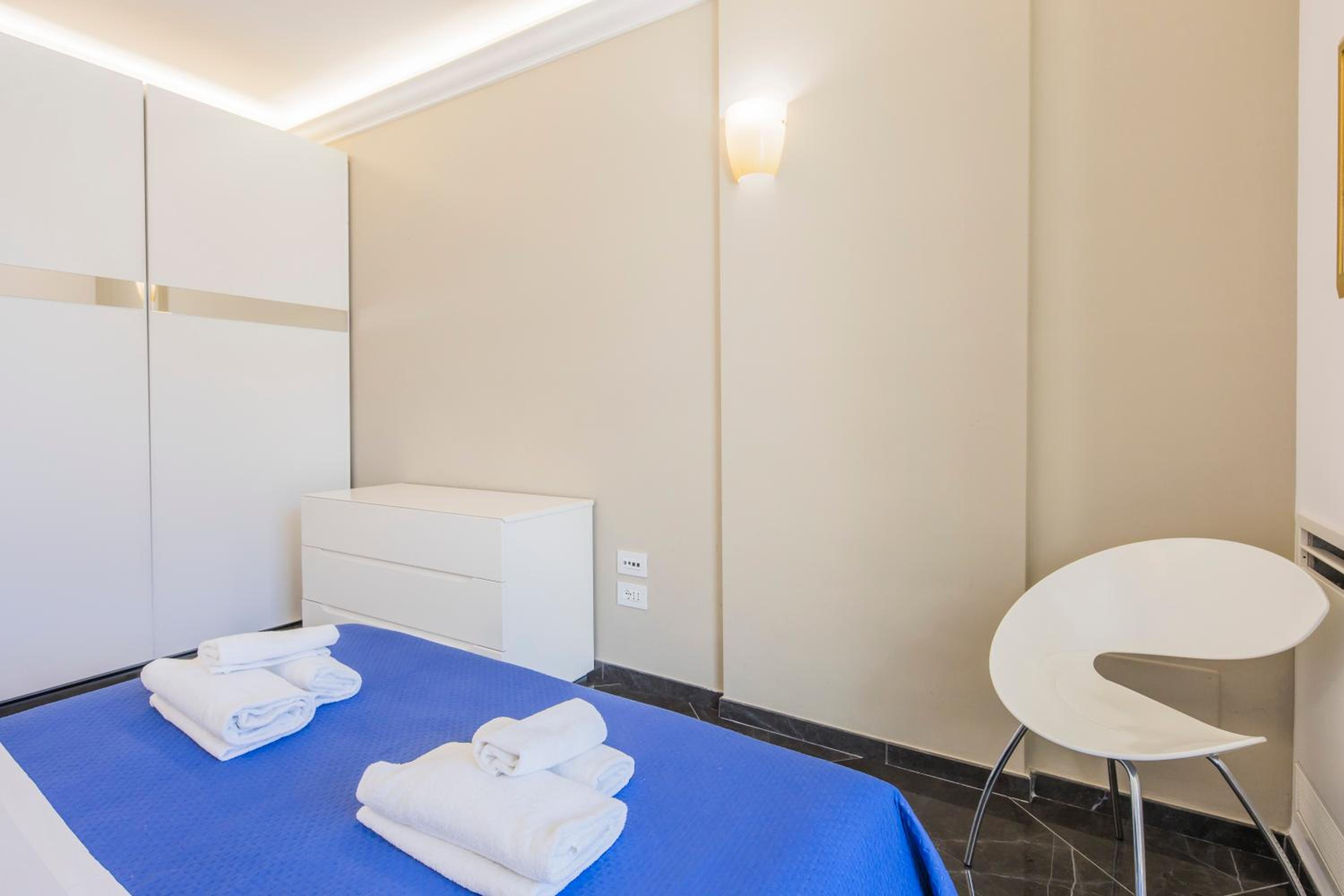 Crescent Luxury Retreat - Seafront Apartments