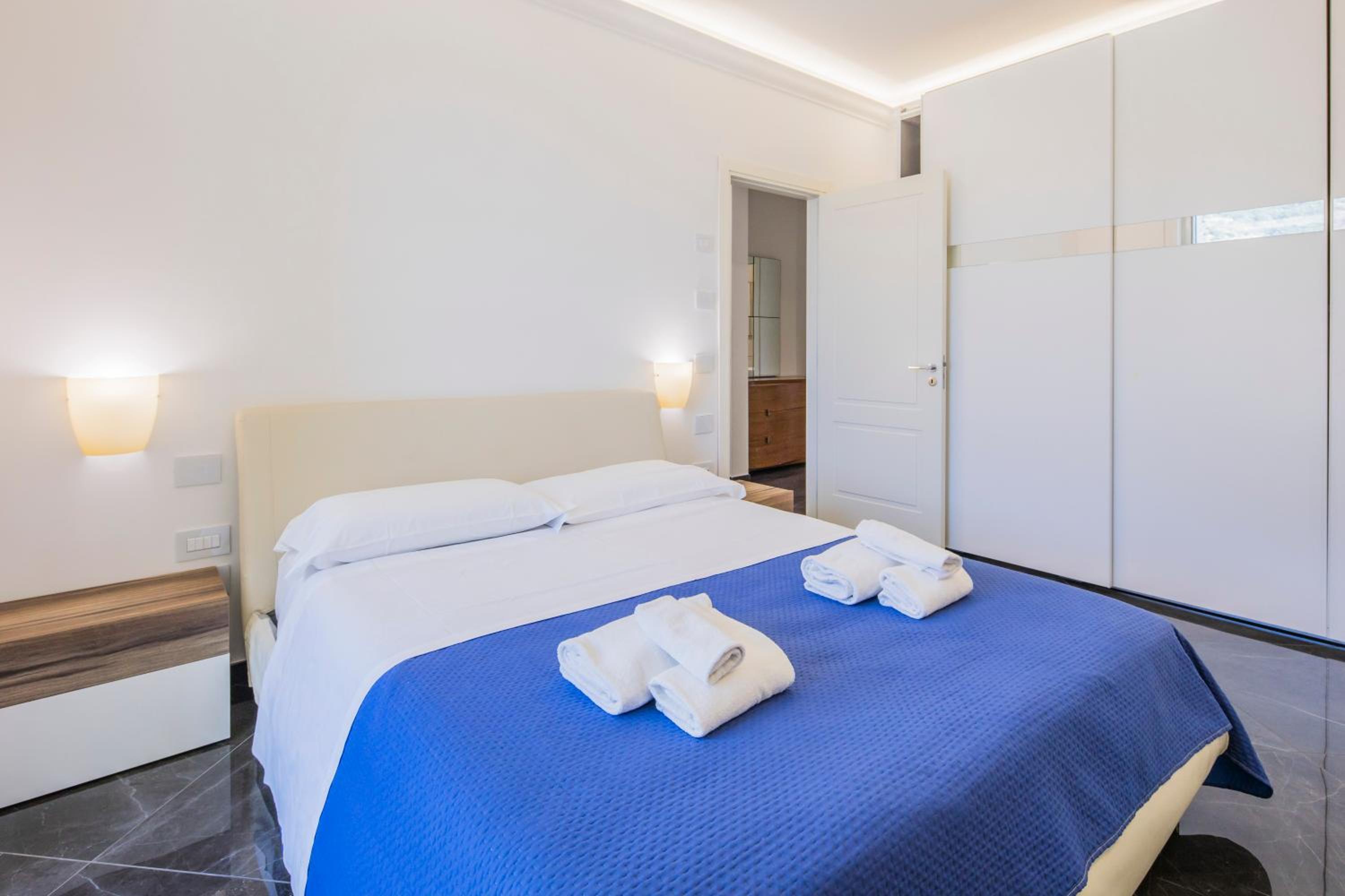 Crescent Luxury Retreat - Seafront Apartments