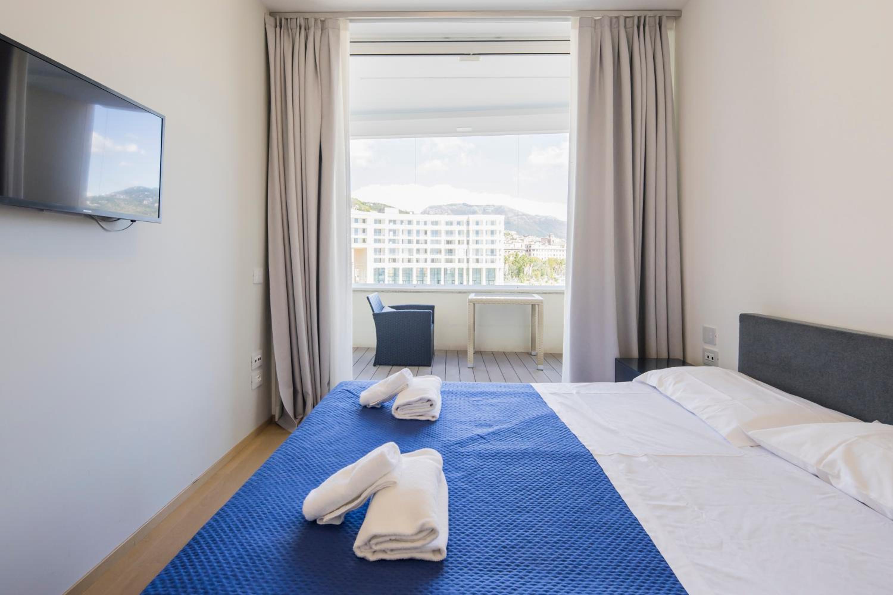 Crescent Luxury Retreat - Seafront Apartments