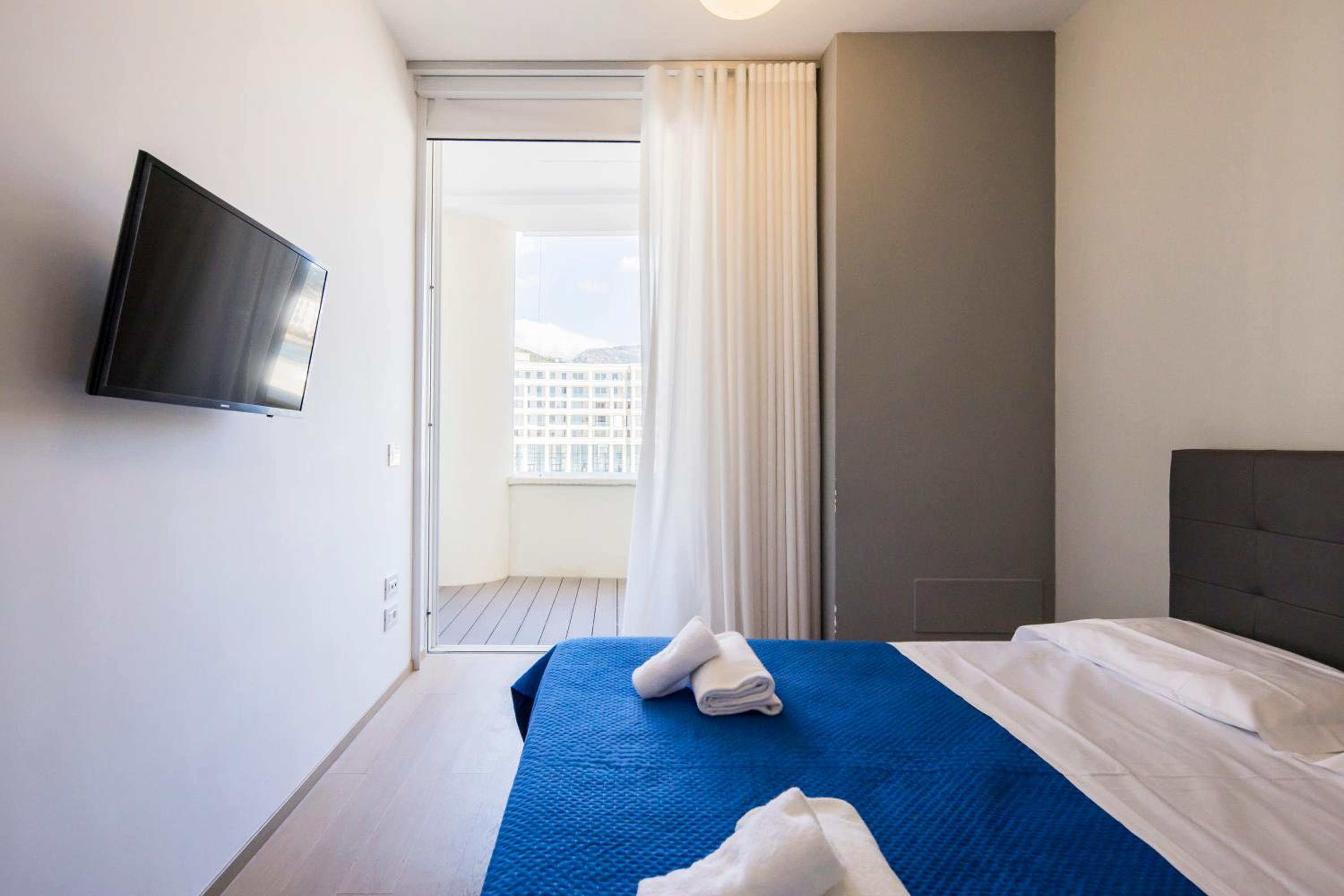 Crescent Luxury Retreat - Seafront Apartments