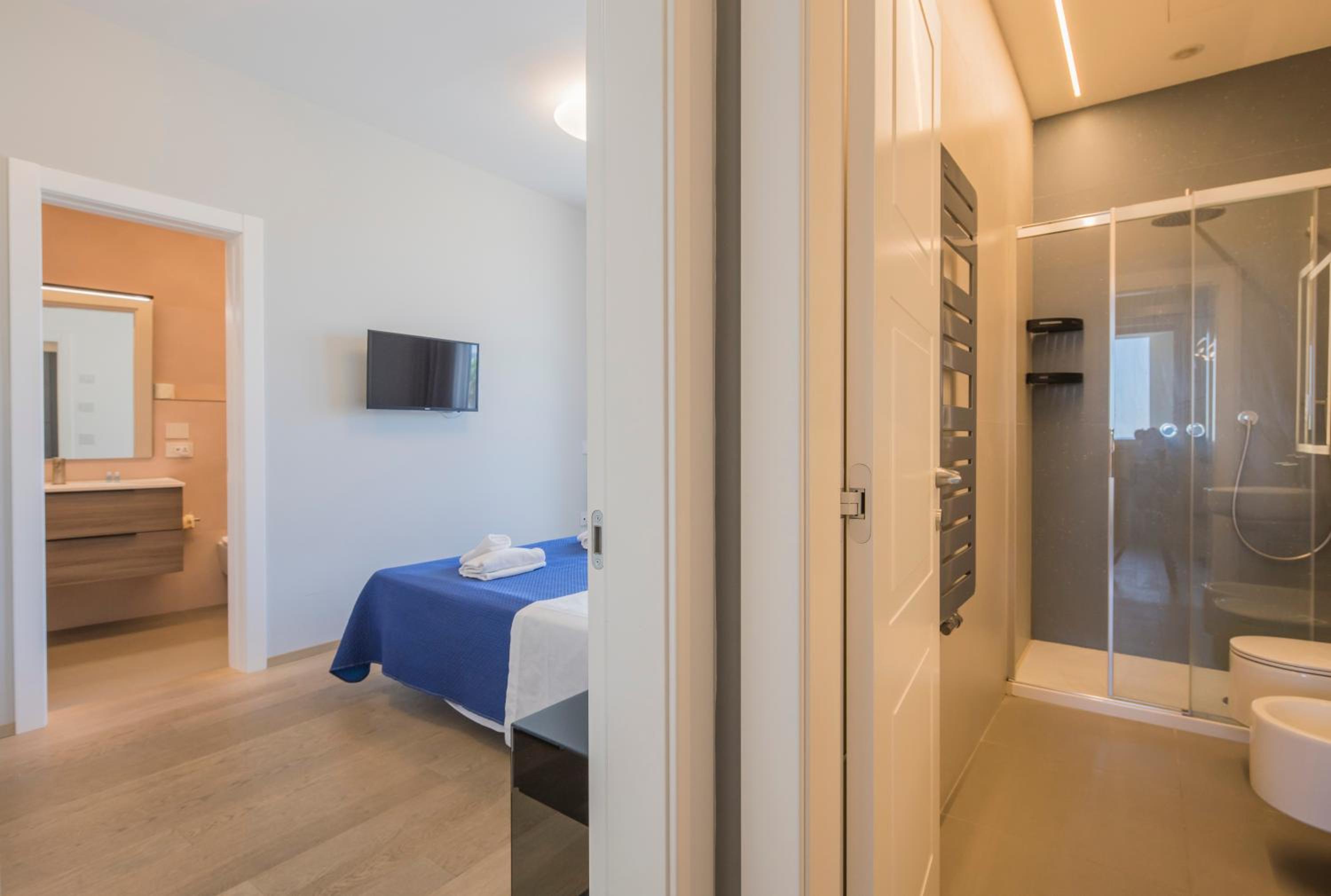 Crescent Luxury Retreat - Seafront Apartments