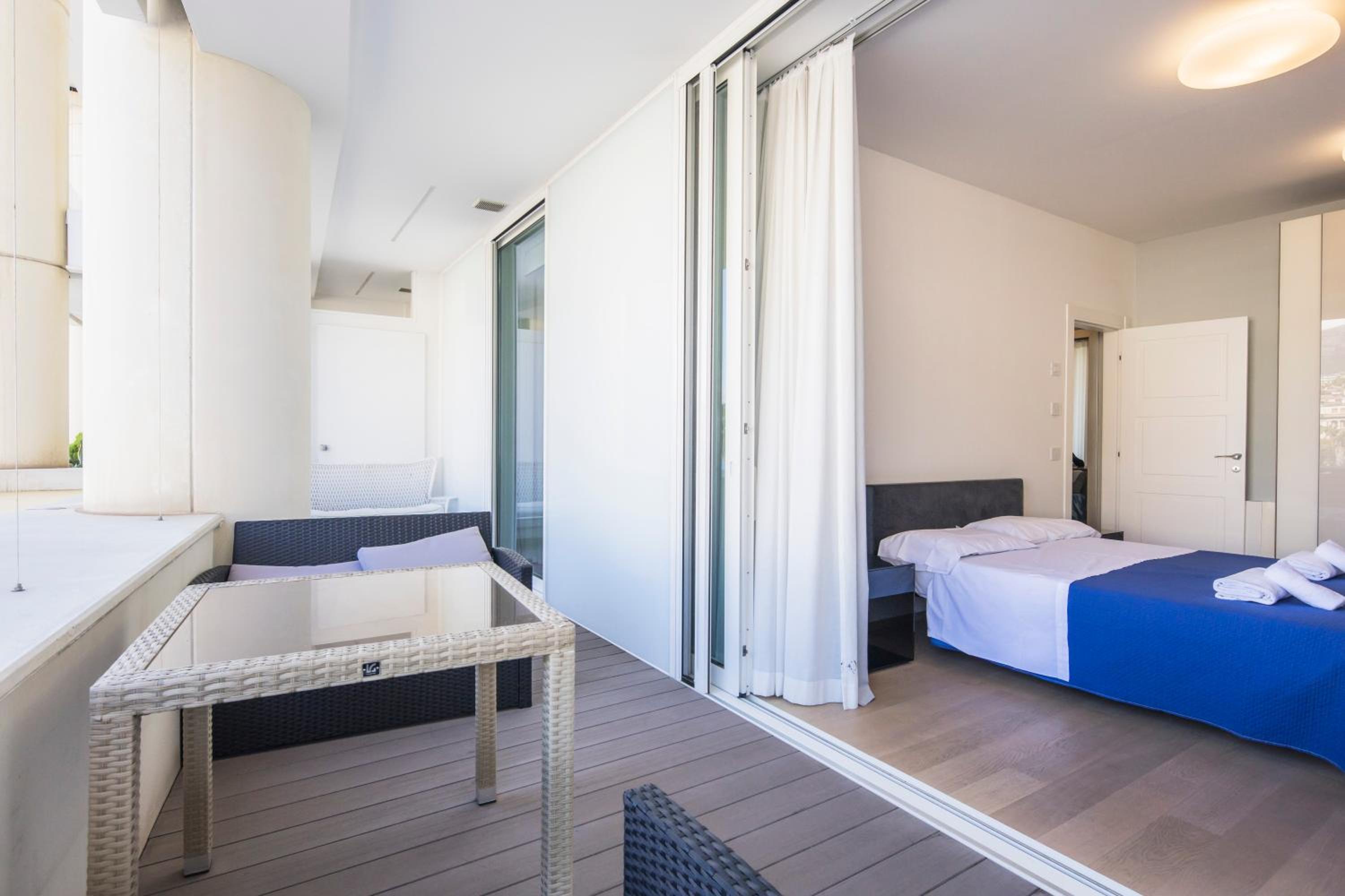 Crescent Luxury Retreat - Seafront Apartments