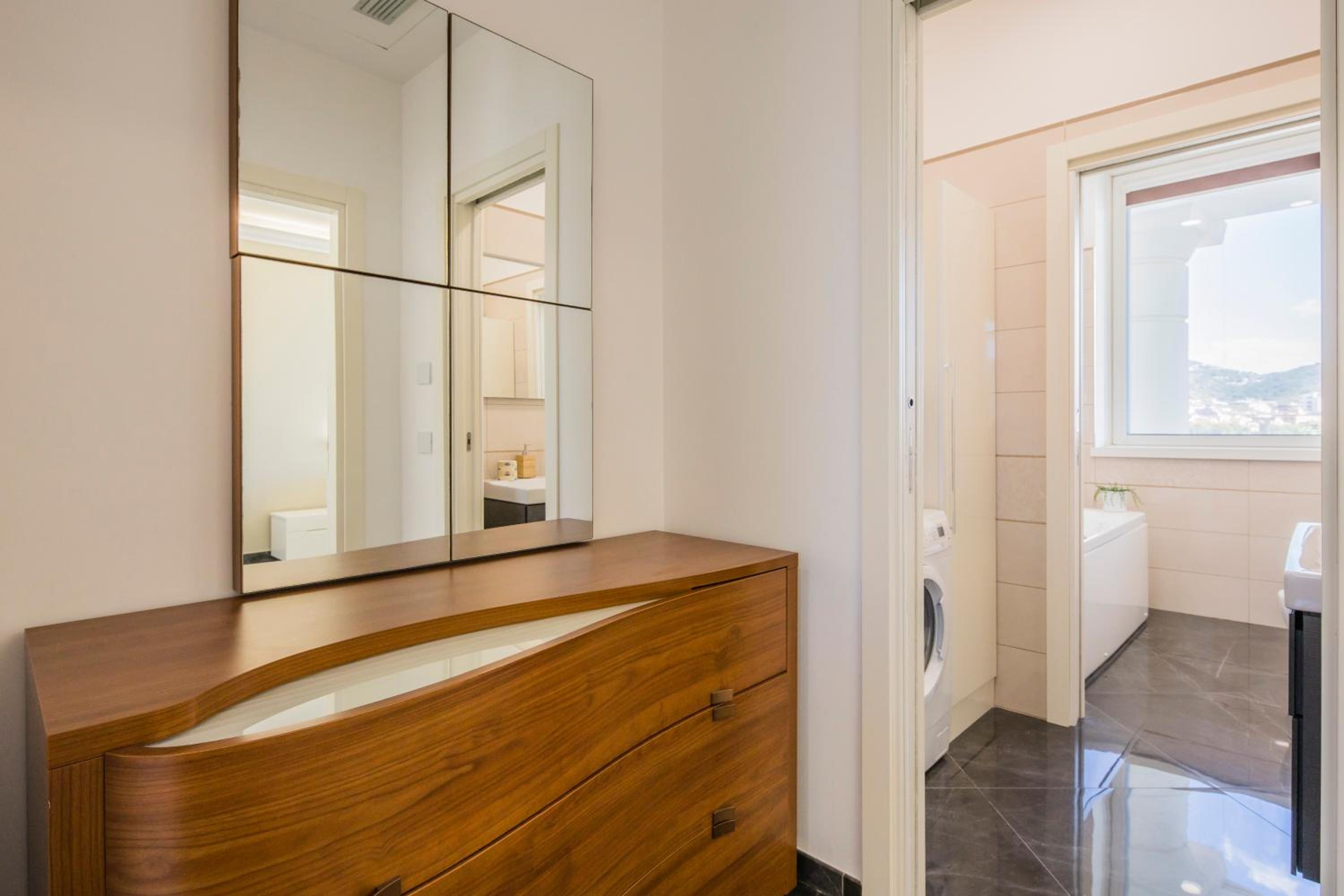 Crescent Luxury Retreat - Seafront Apartments