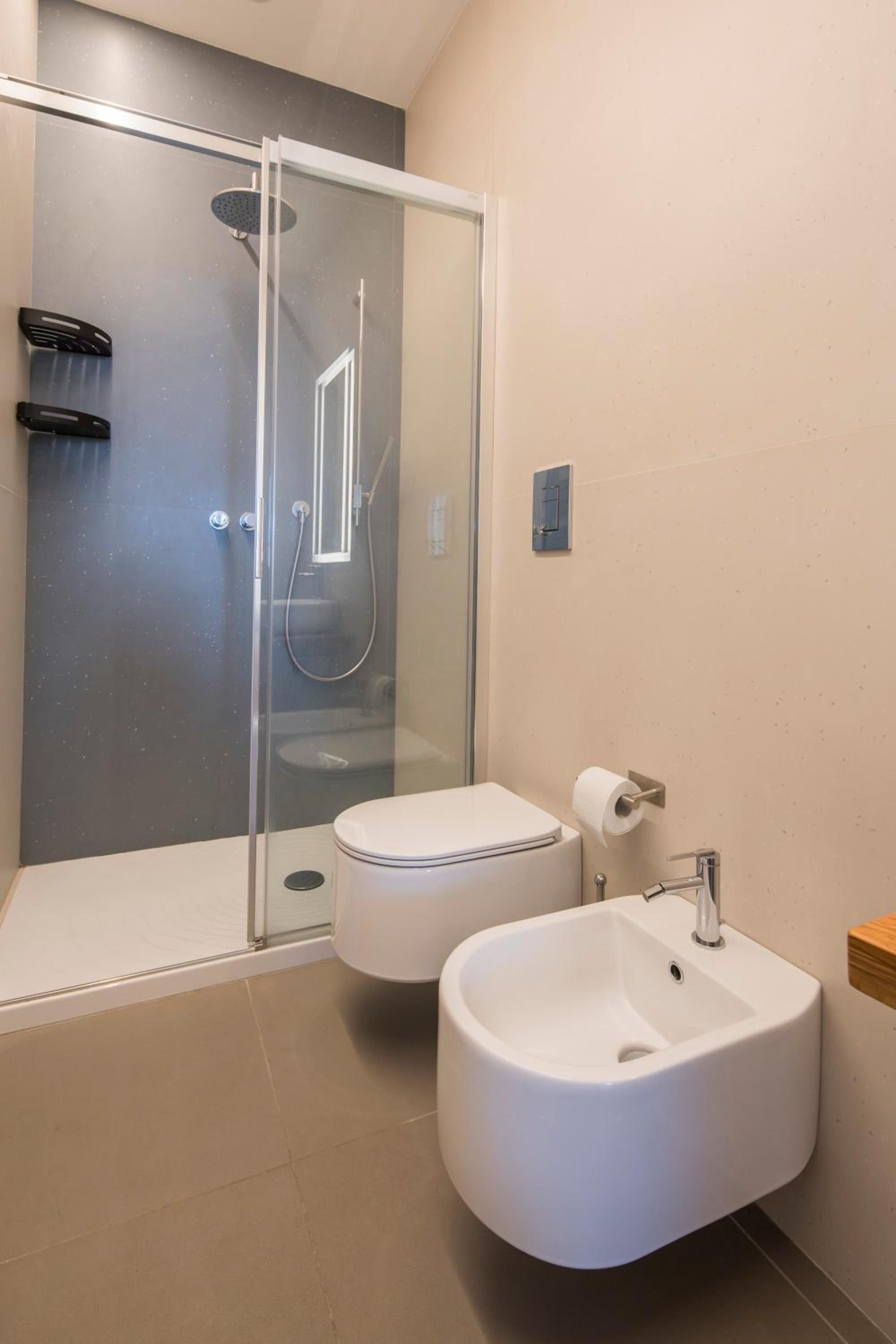 Crescent Luxury Retreat - Seafront Apartments