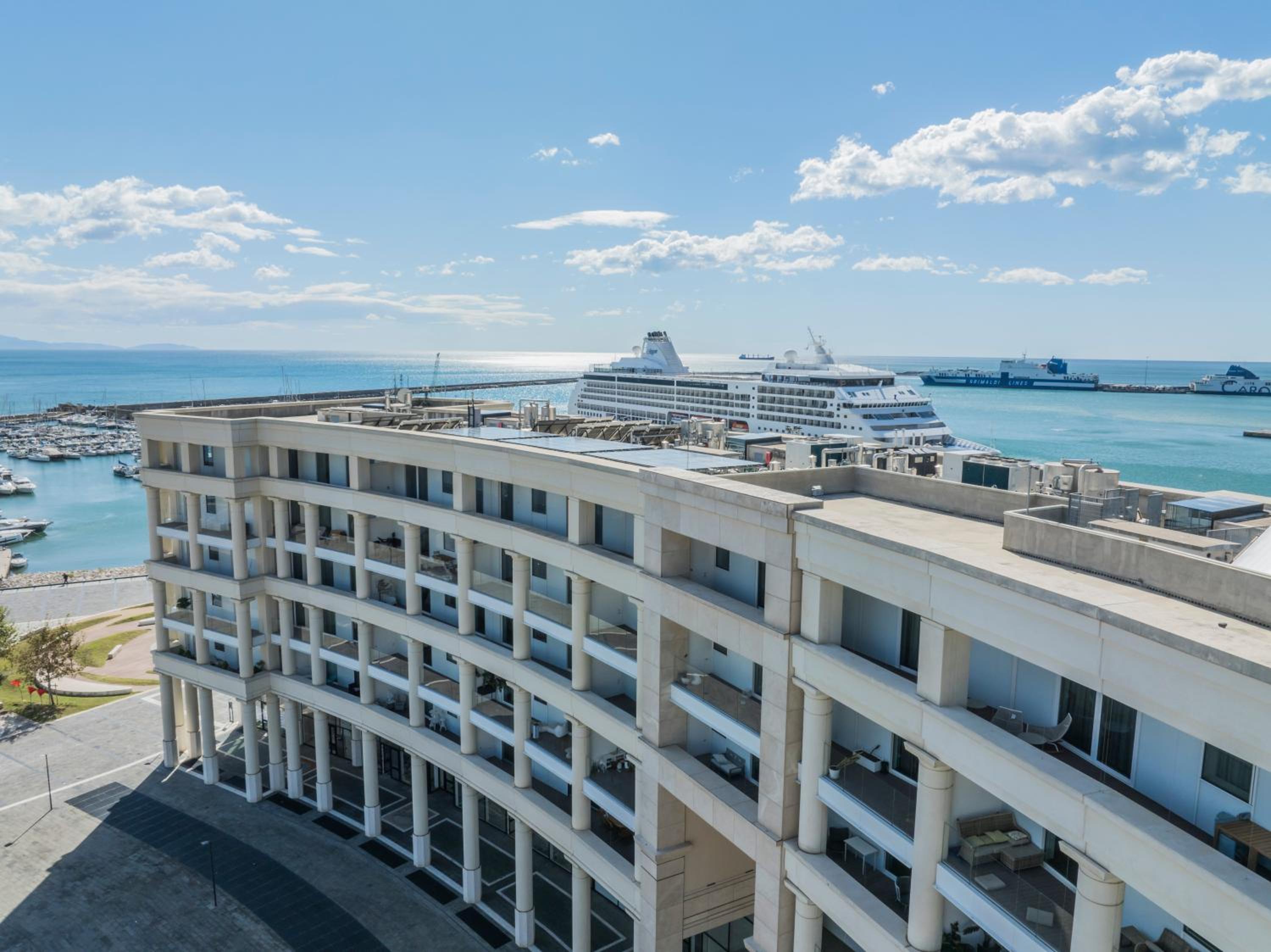 Crescent Luxury Retreat - Seafront Apartments