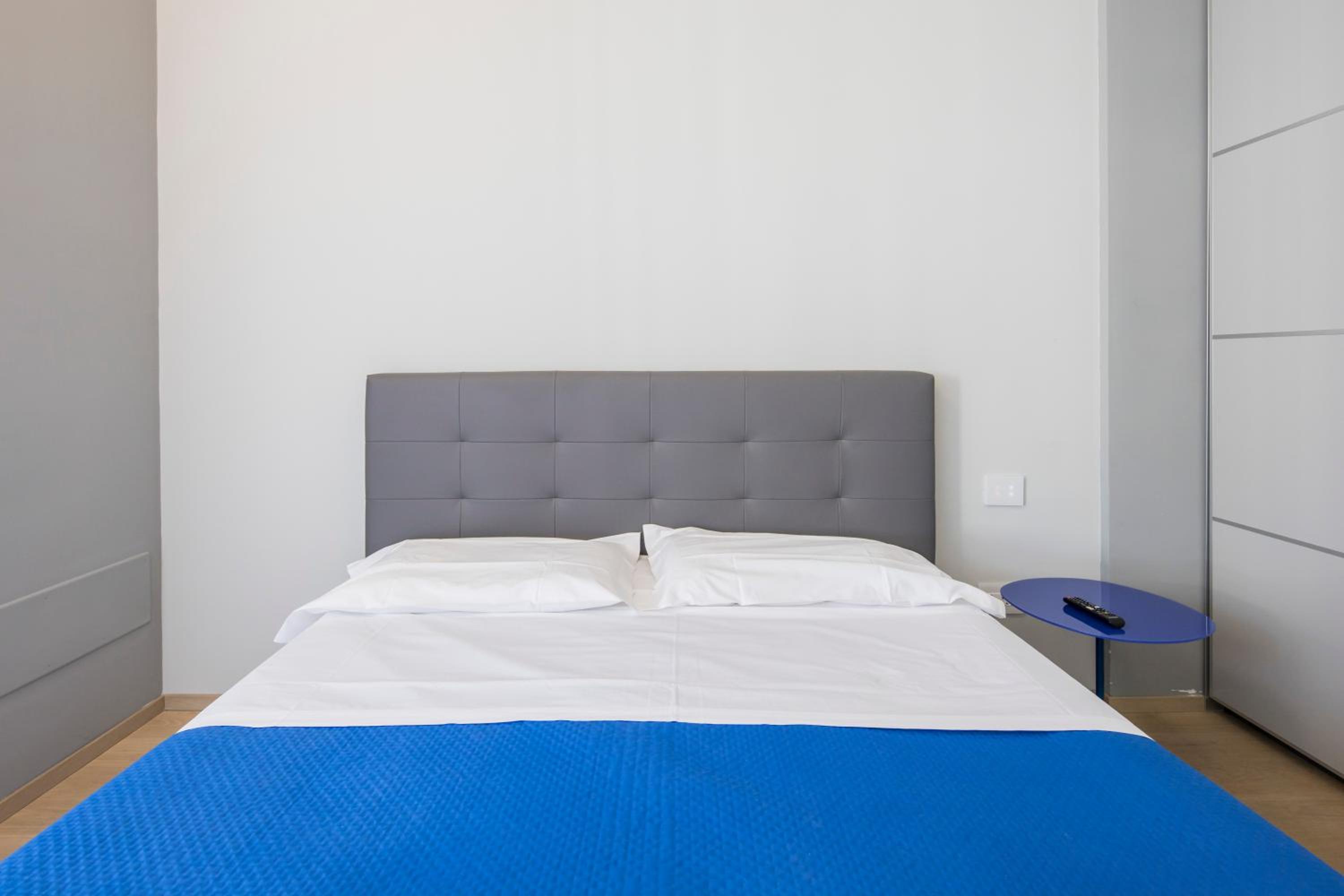 Crescent Luxury Retreat - Seafront Apartments