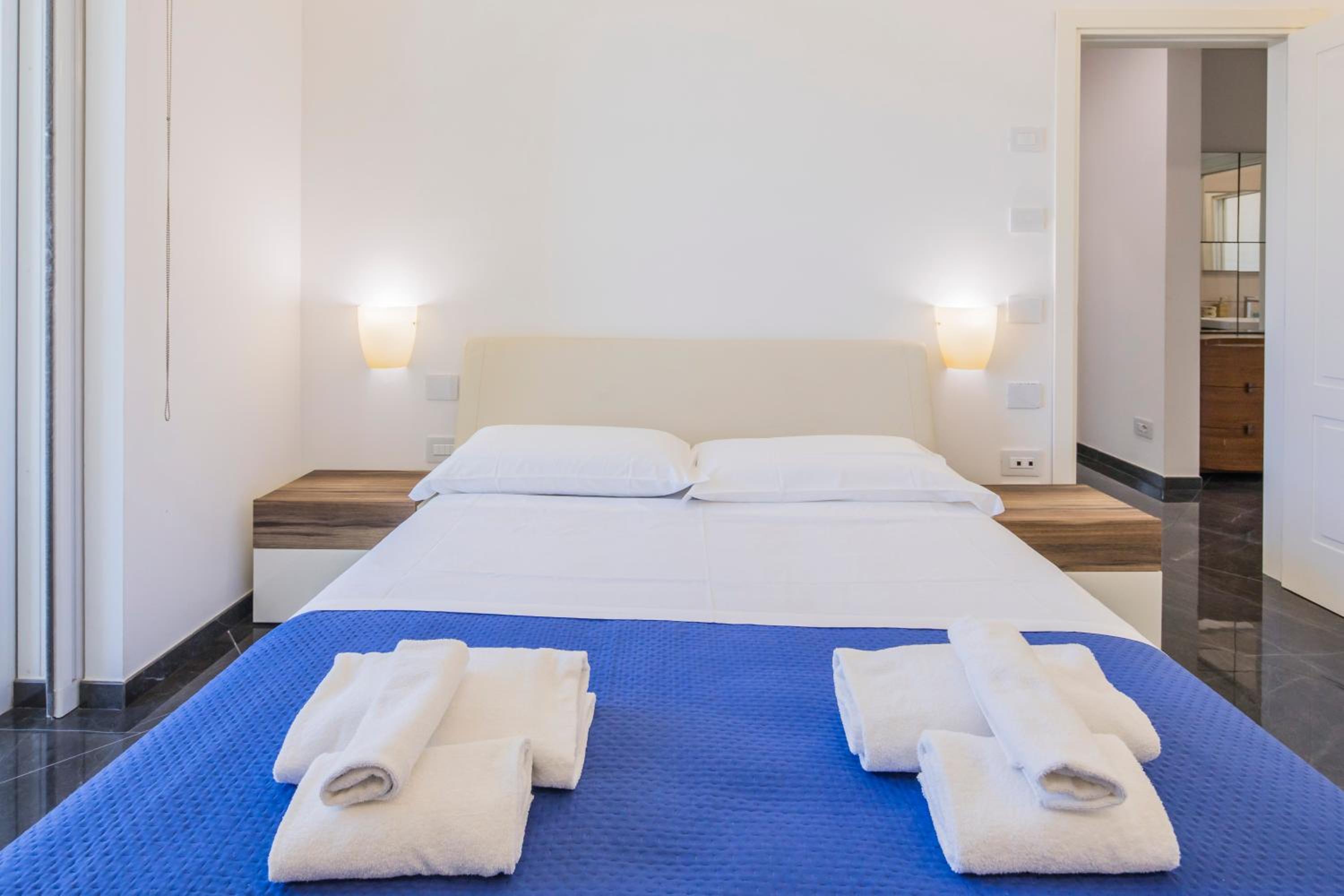 Crescent Luxury Retreat - Seafront Apartments