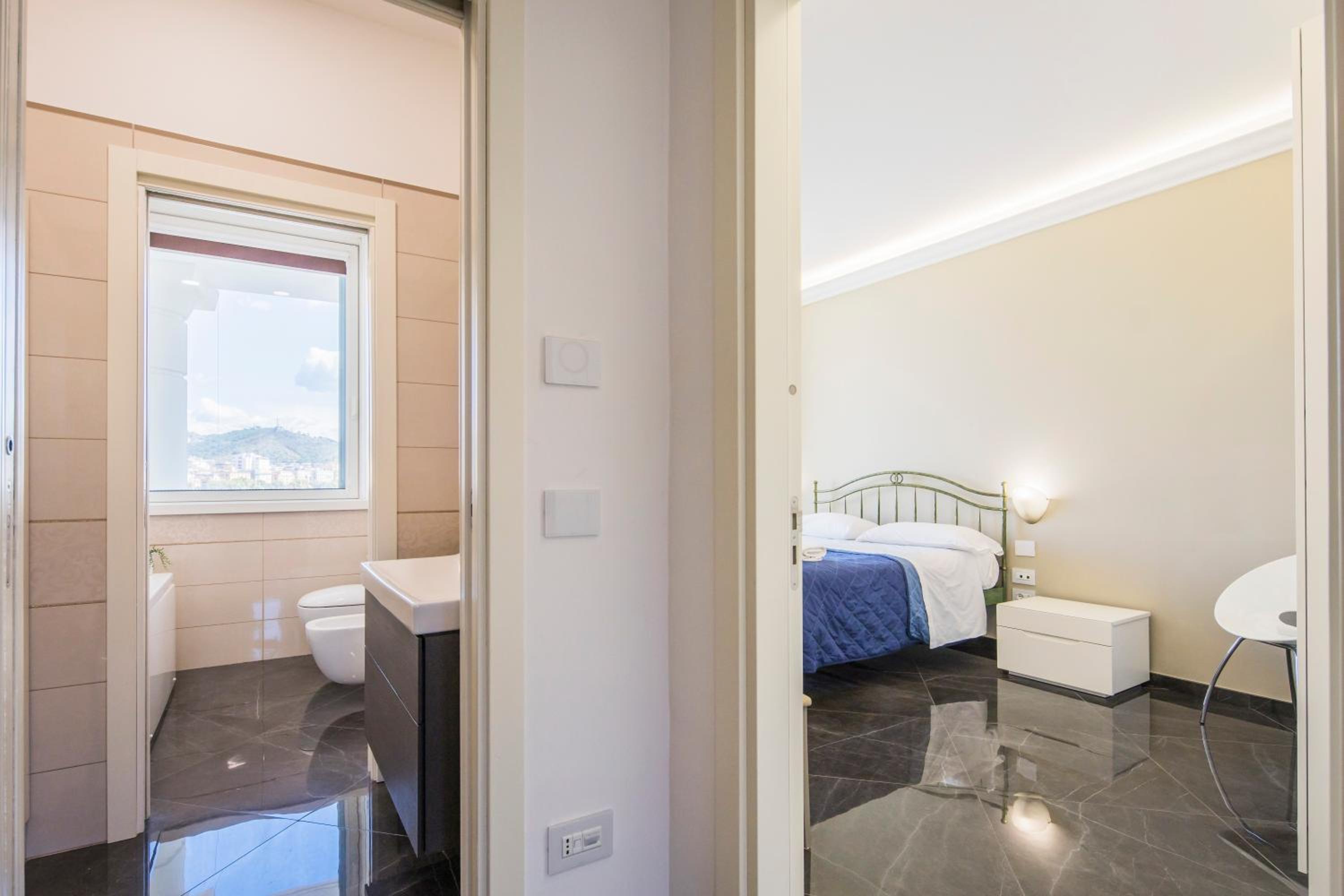Crescent Luxury Retreat - Seafront Apartments