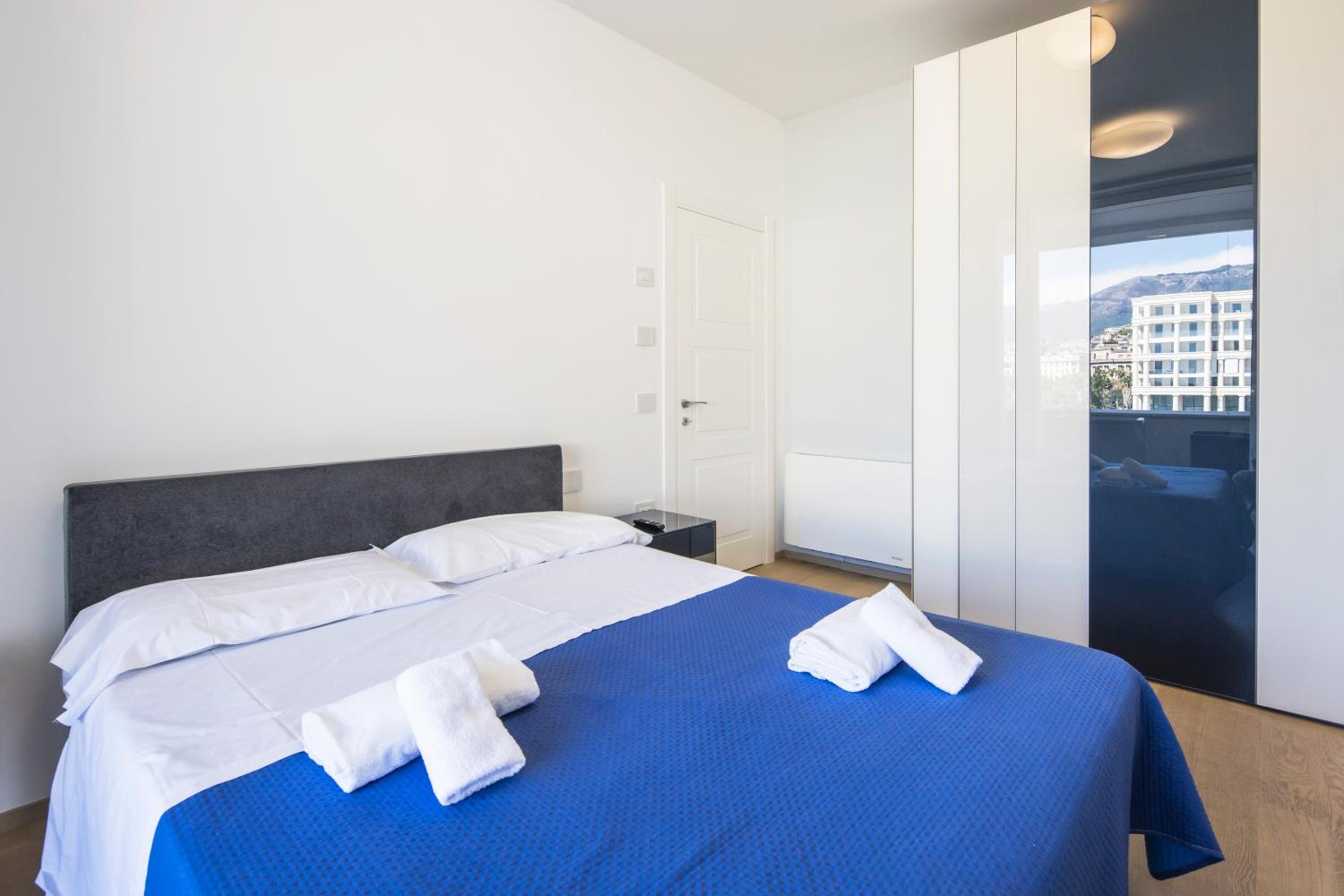 Crescent Luxury Retreat - Seafront Apartments