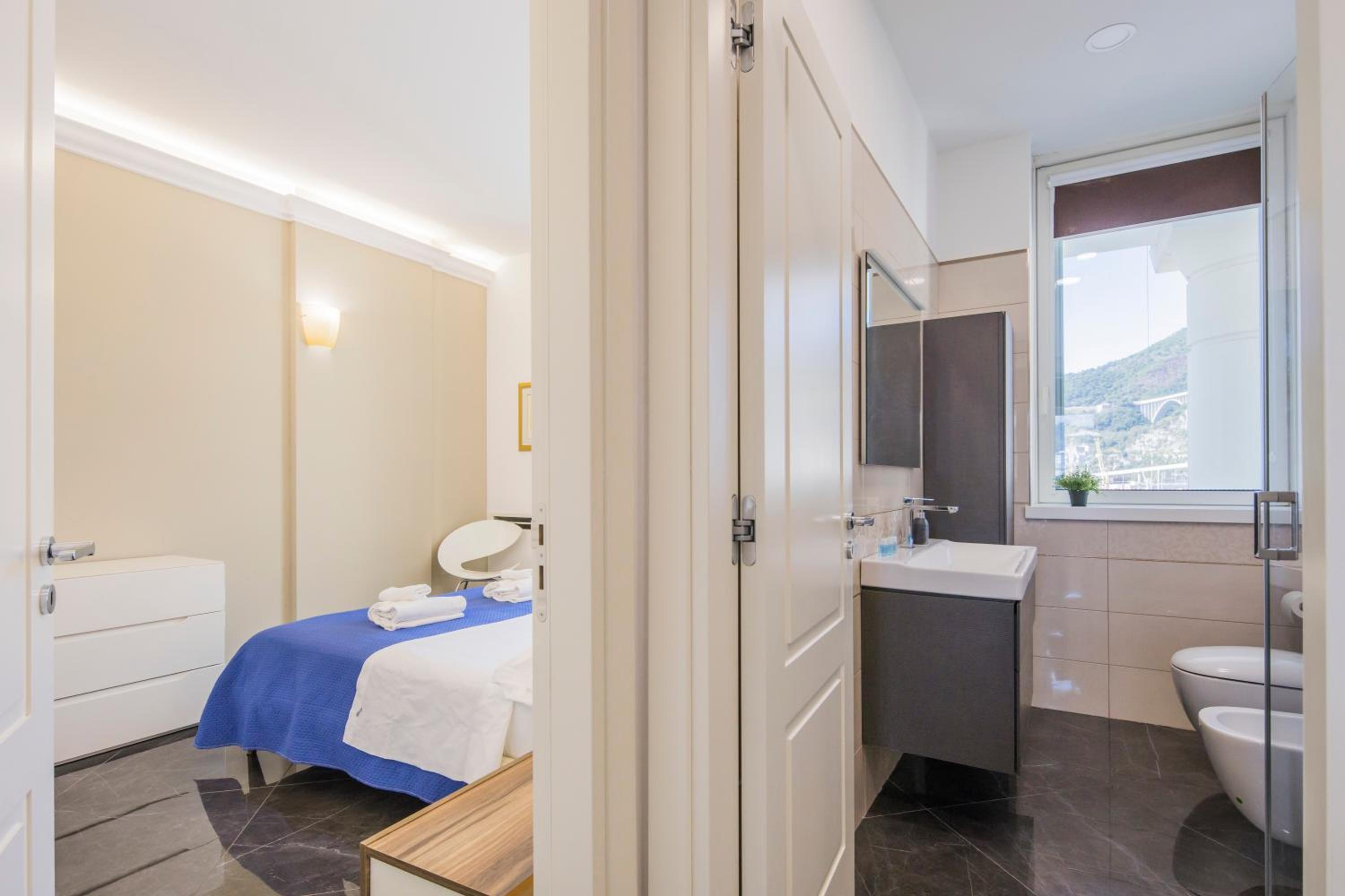 Crescent Luxury Retreat - Seafront Apartments