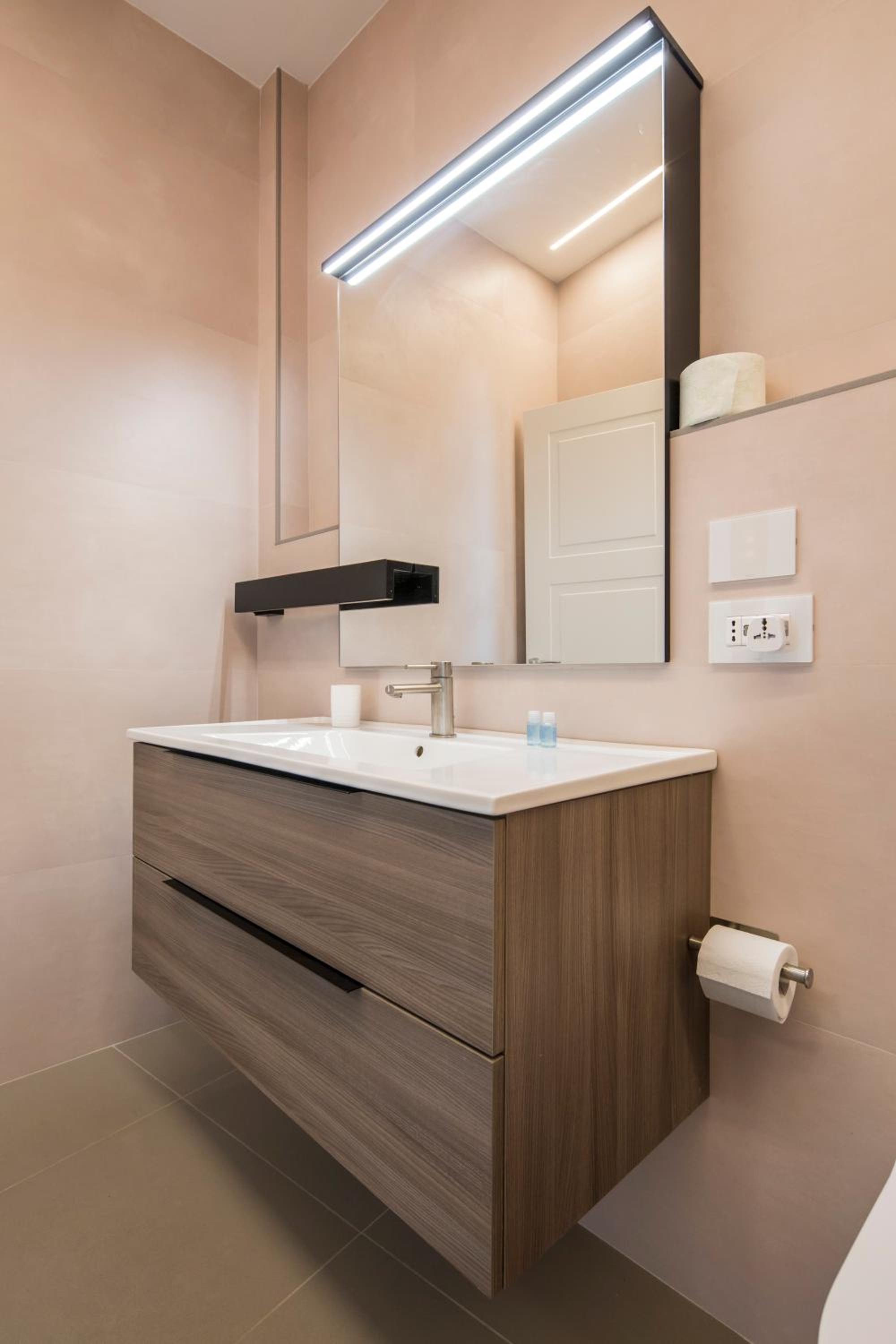 Crescent Luxury Retreat - Seafront Apartments
