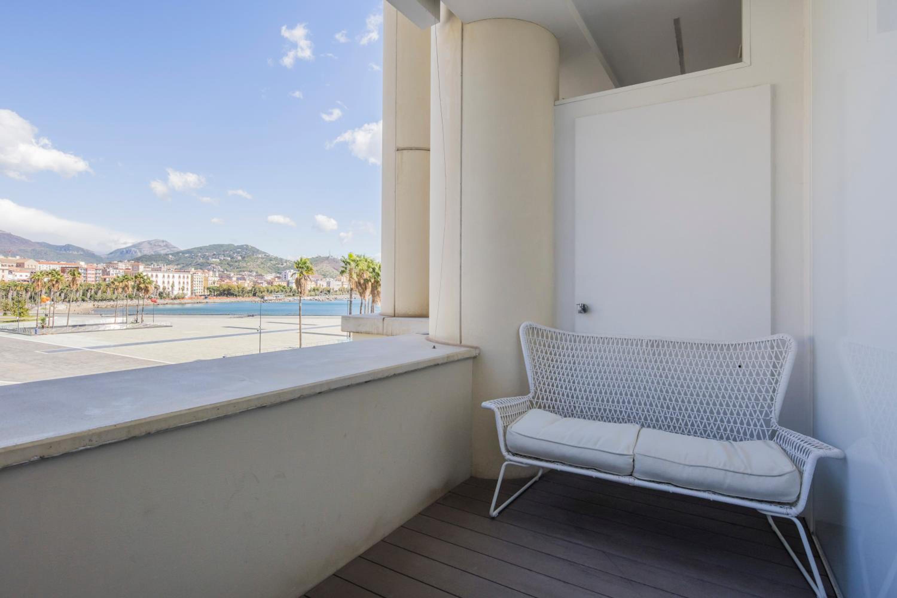 Crescent Luxury Retreat - Seafront Apartments