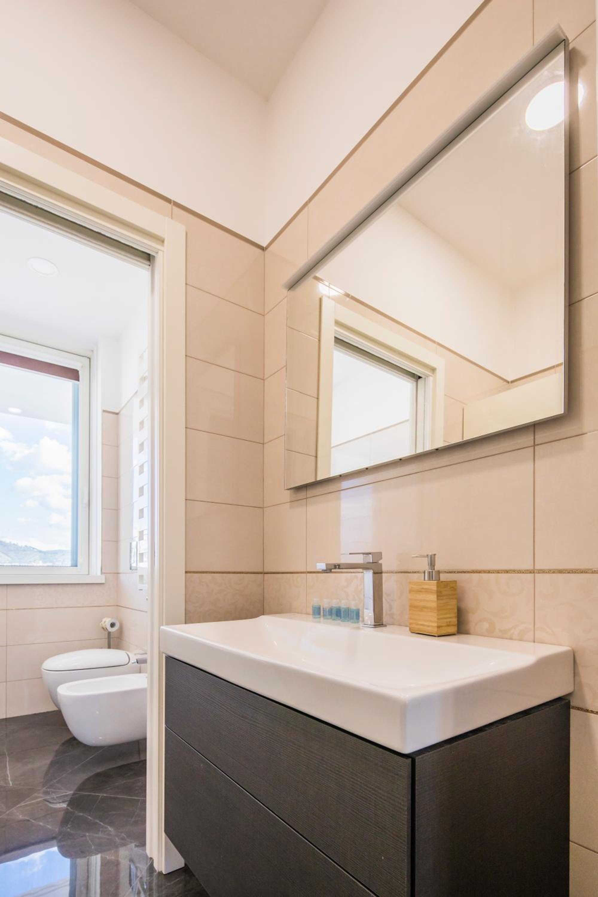 Crescent Luxury Retreat - Seafront Apartments