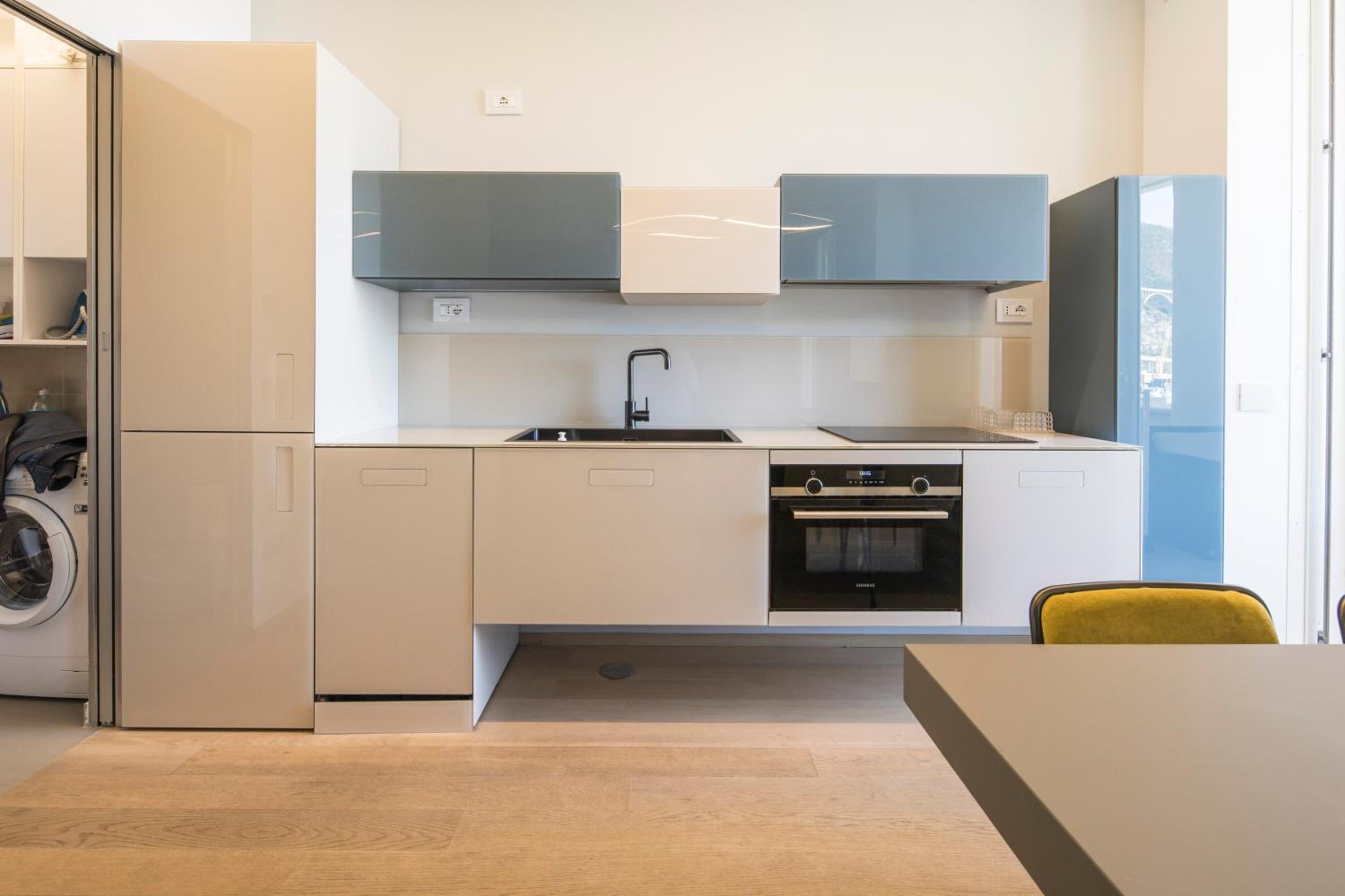Crescent Luxury Retreat - Seafront Apartments