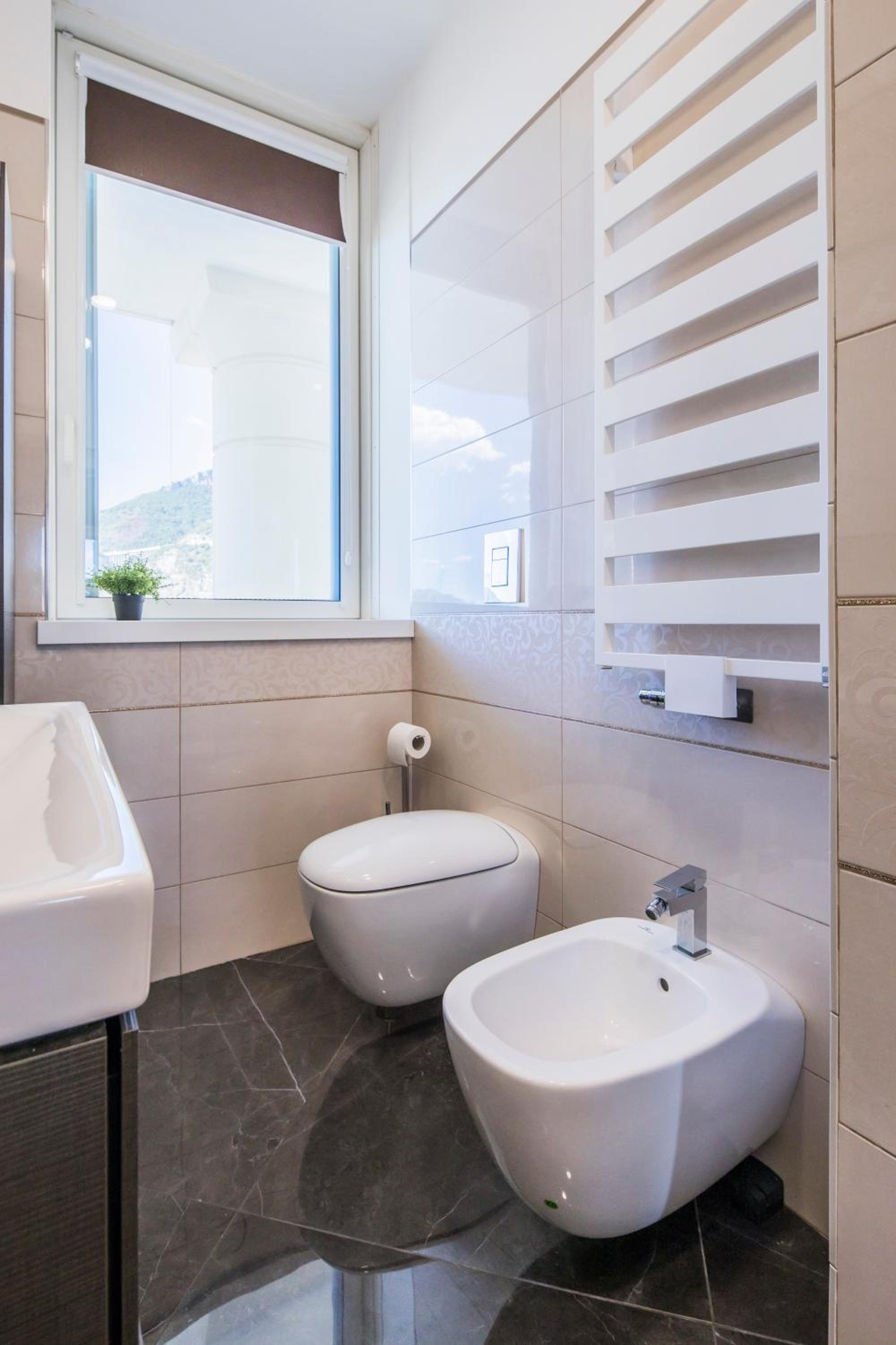 Crescent Luxury Retreat - Seafront Apartments