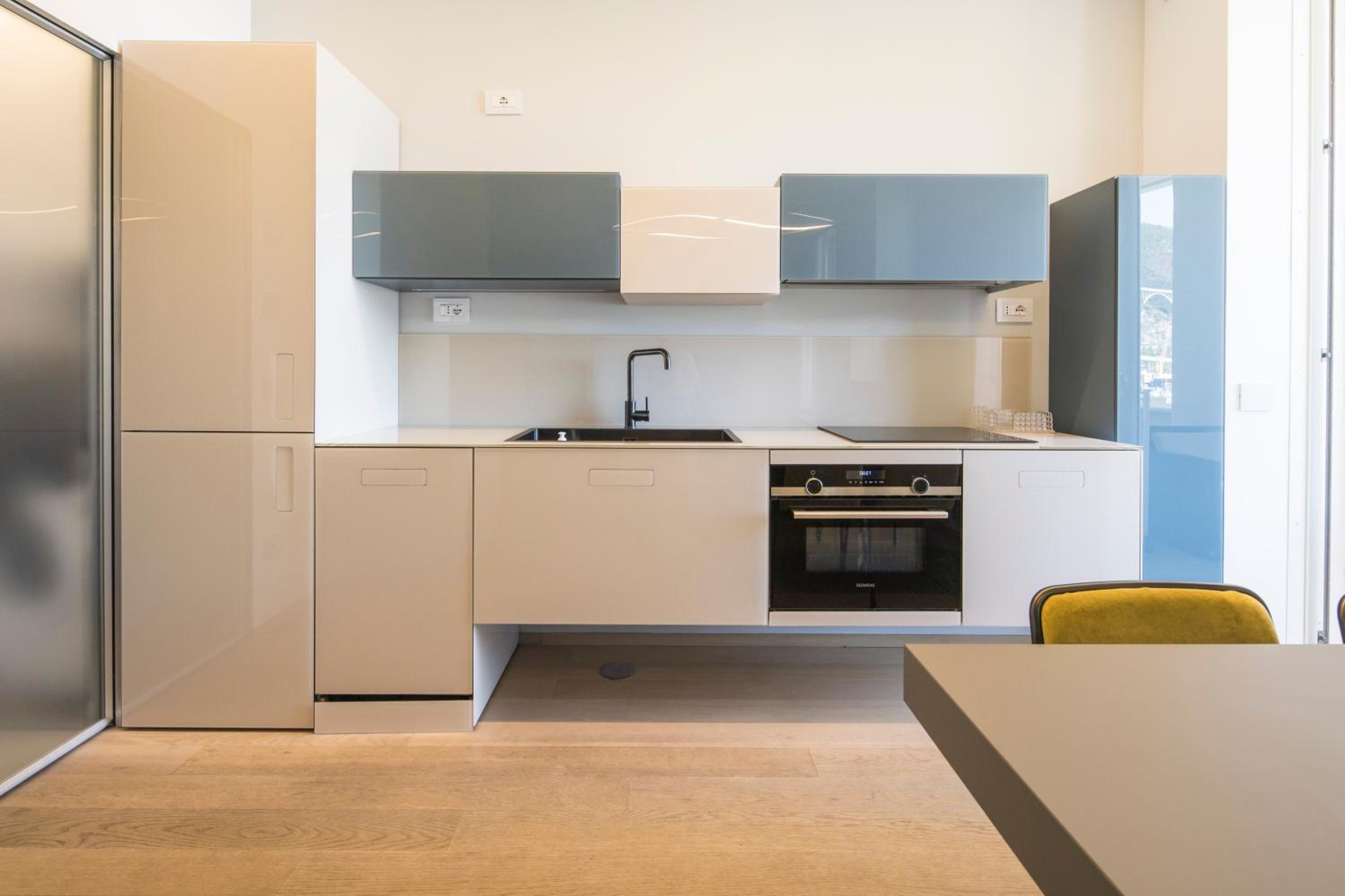 Crescent Luxury Retreat - Seafront Apartments