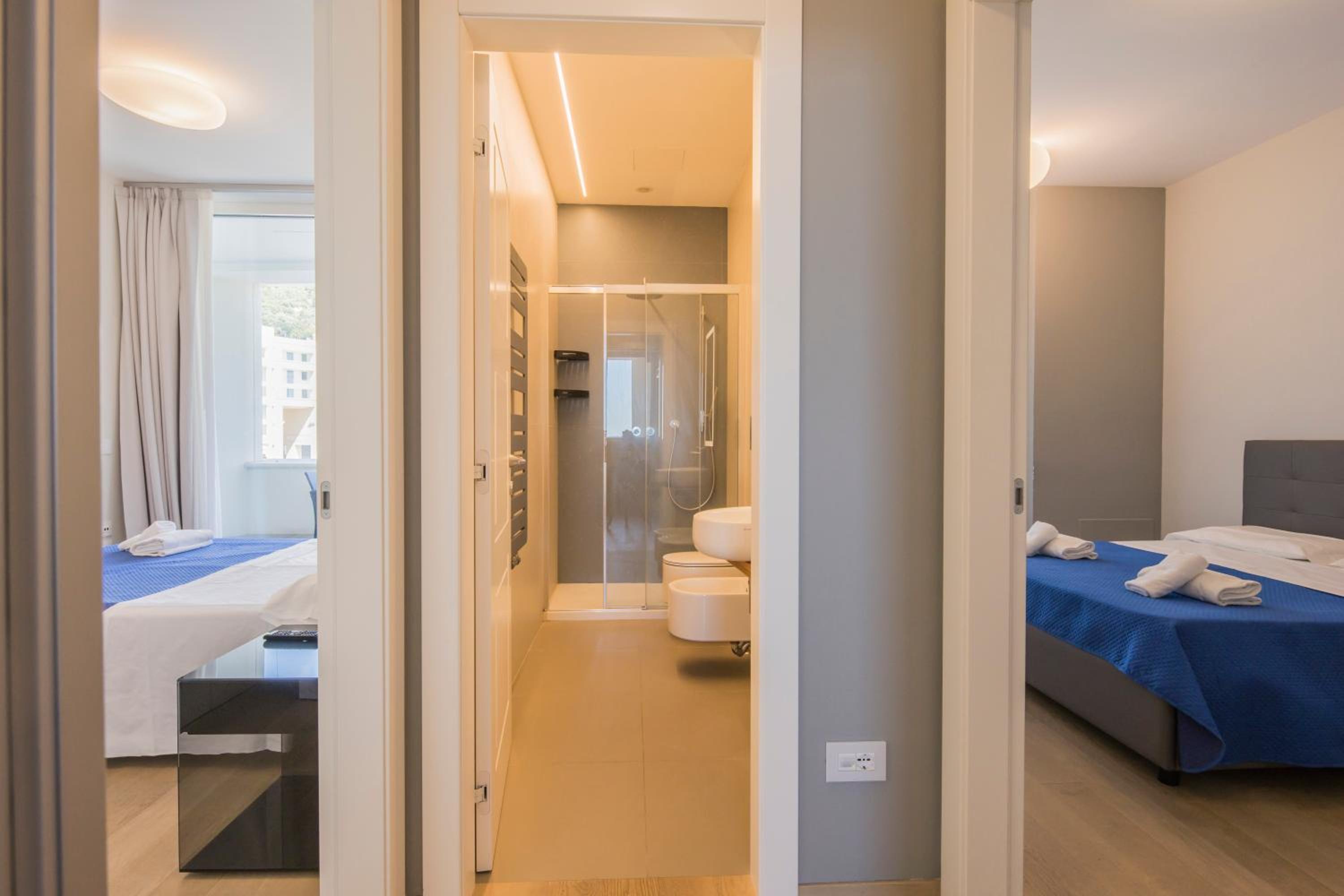 Crescent Luxury Retreat - Seafront Apartments