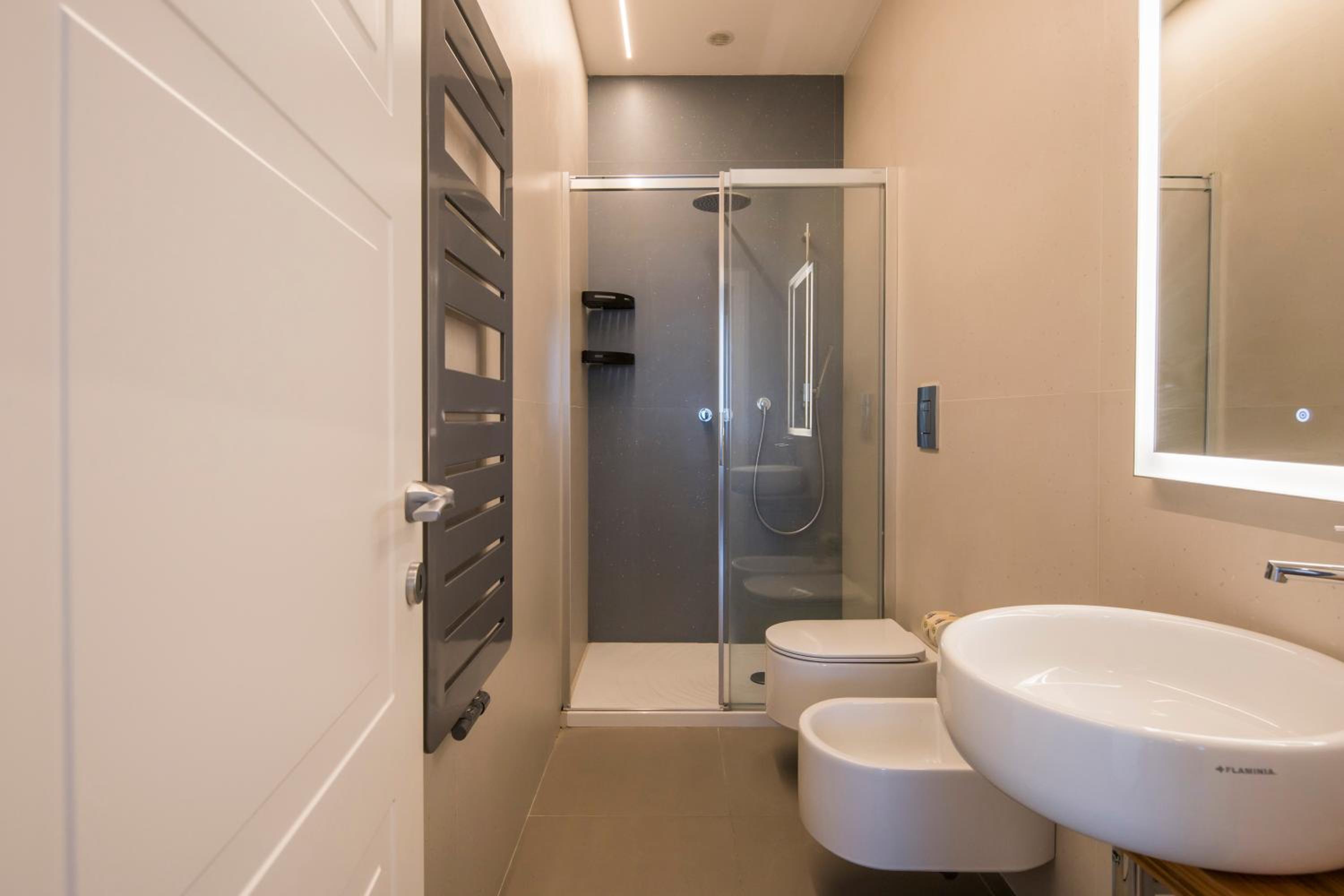 Crescent Luxury Retreat - Seafront Apartments