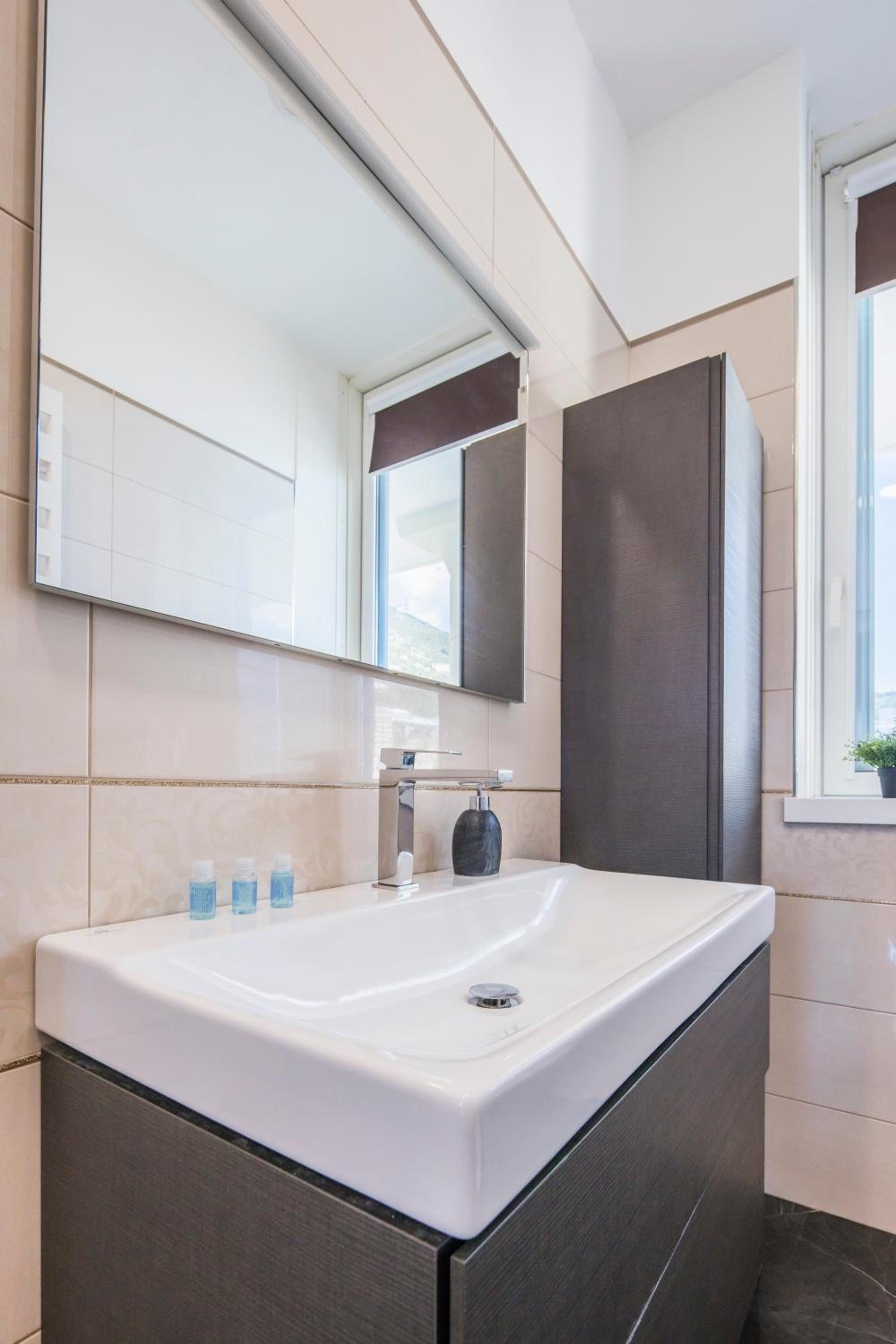 Crescent Luxury Retreat - Seafront Apartments