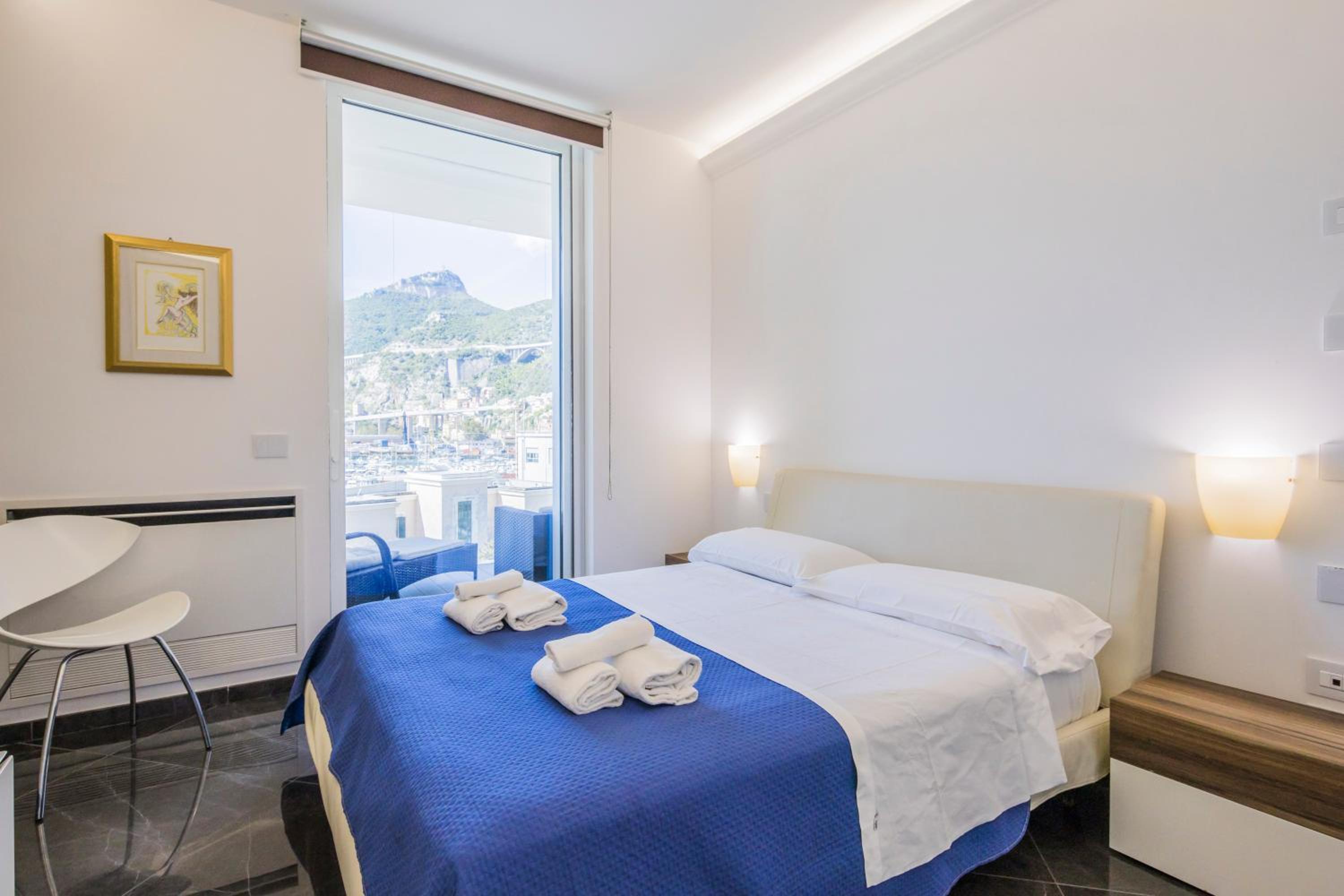 Crescent Luxury Retreat - Seafront Apartments