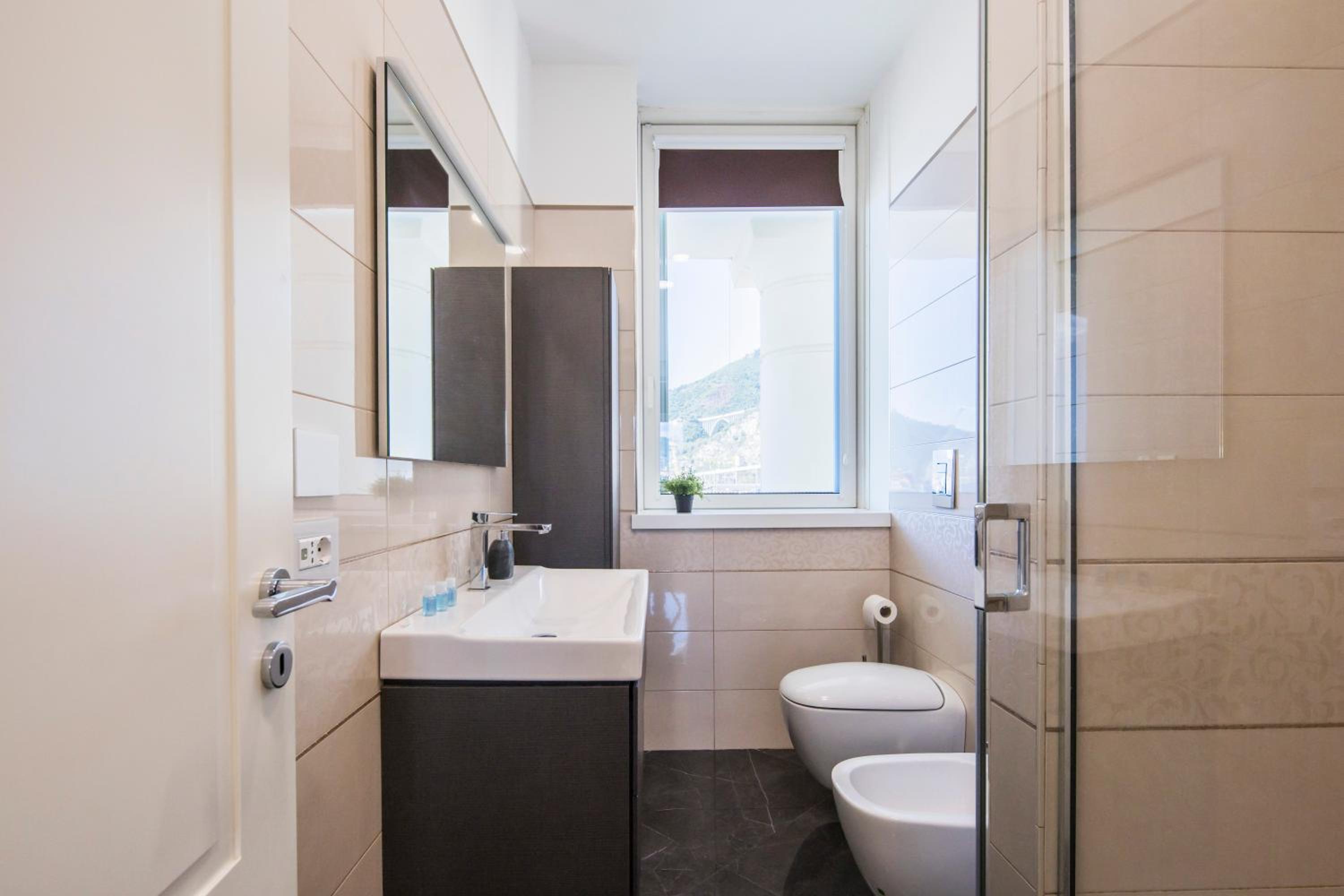 Crescent Luxury Retreat - Seafront Apartments