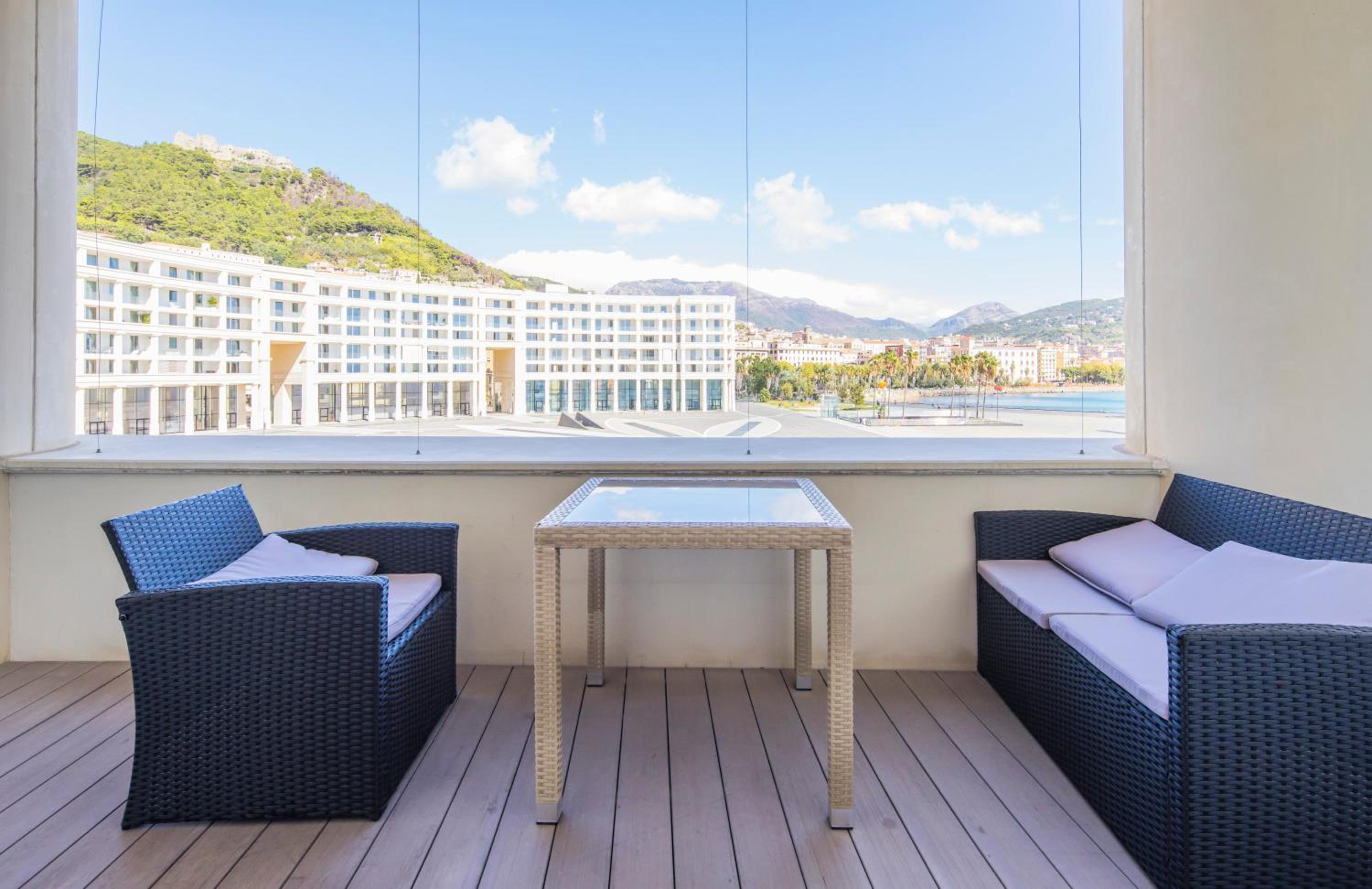 Crescent Luxury Retreat - Seafront Apartments