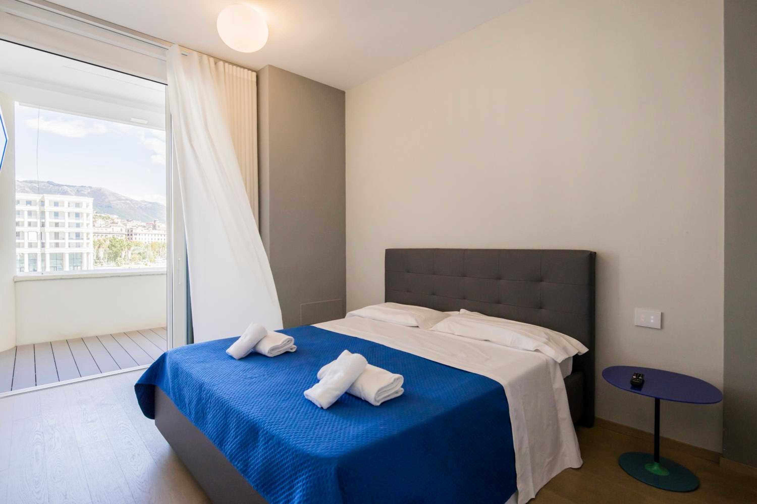 Crescent Luxury Retreat - Seafront Apartments