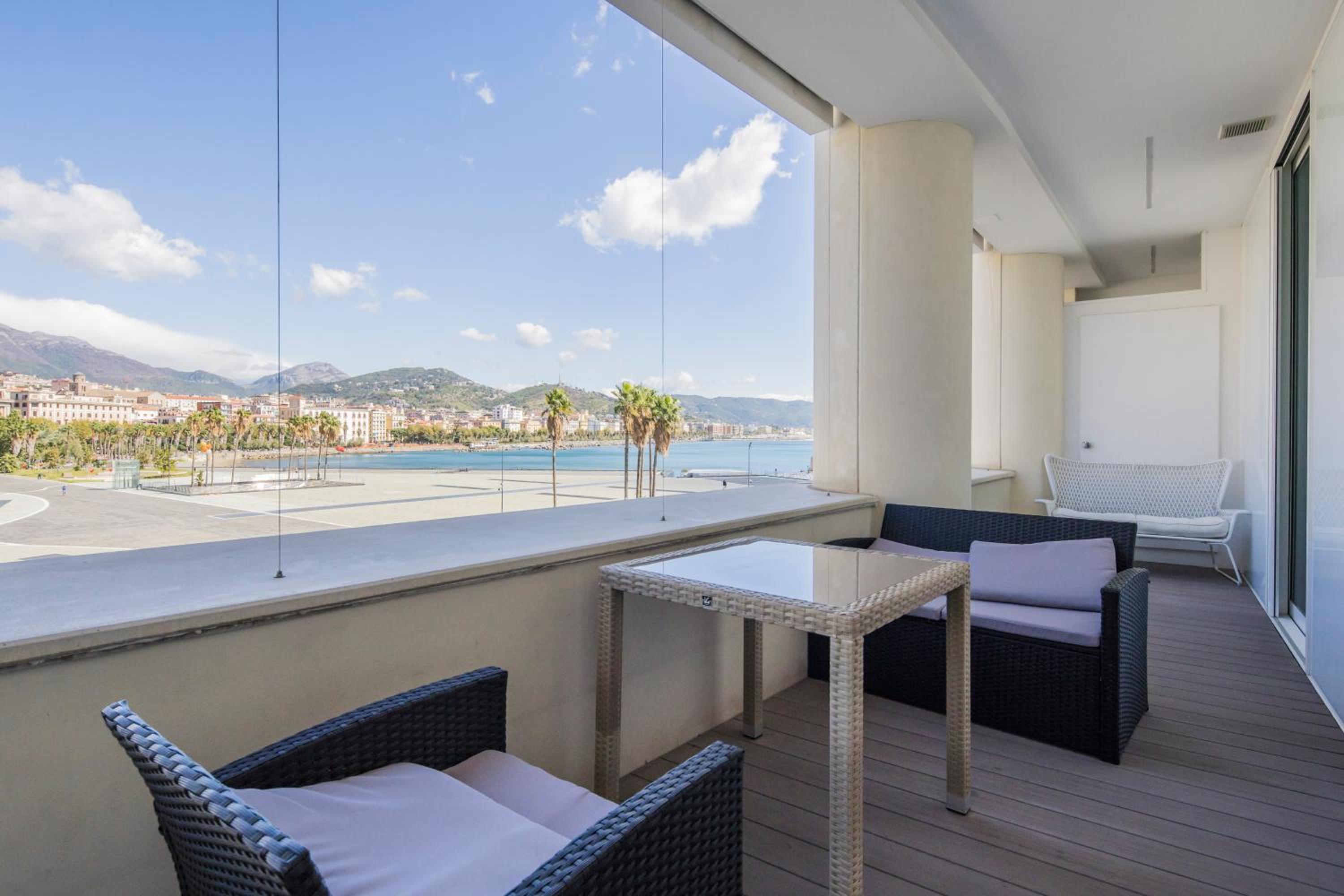 Crescent Luxury Retreat - Seafront Apartments