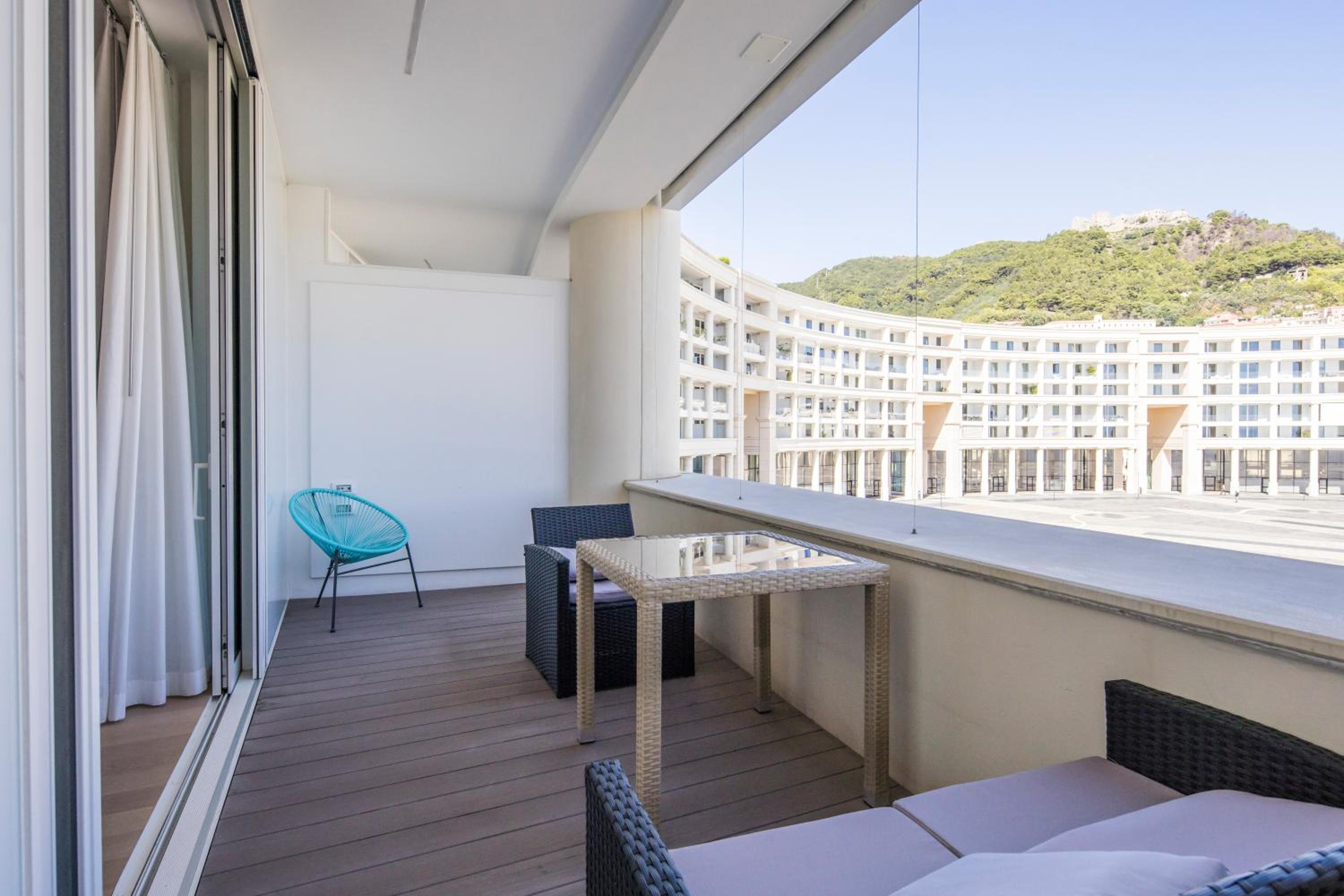 Crescent Luxury Retreat - Seafront Apartments