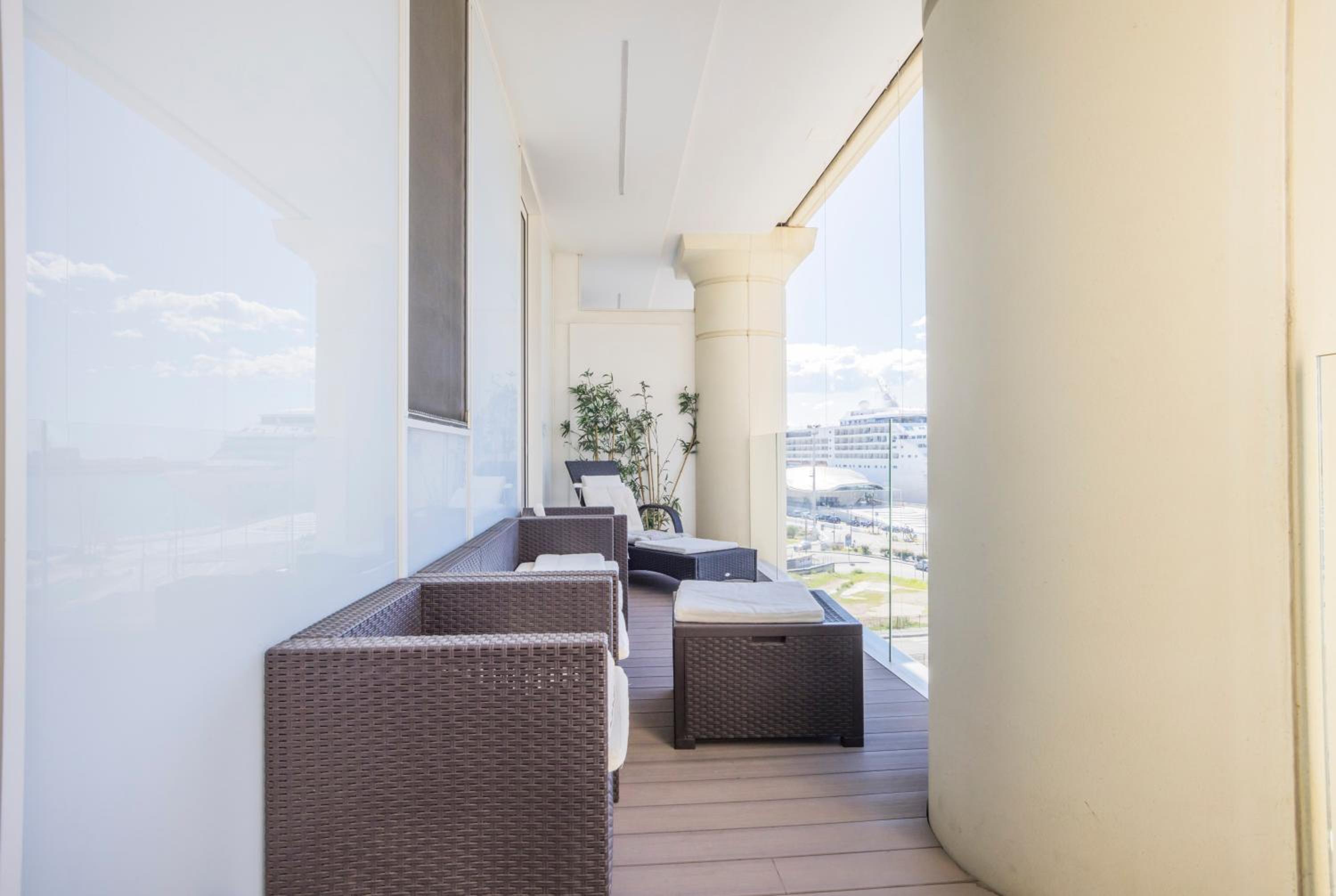 Crescent Luxury Retreat - Seafront Apartments