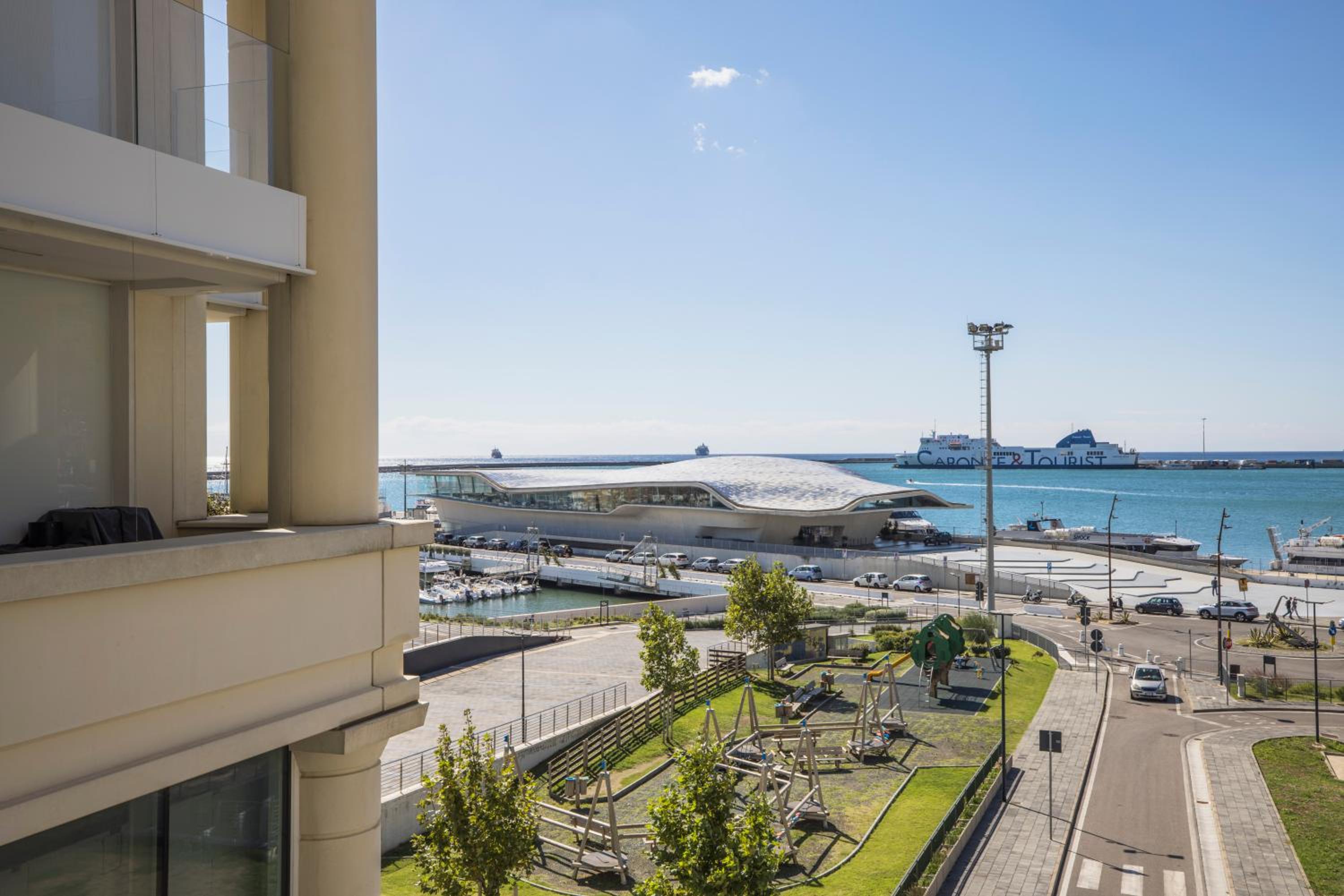 Crescent Luxury Retreat - Seafront Apartments