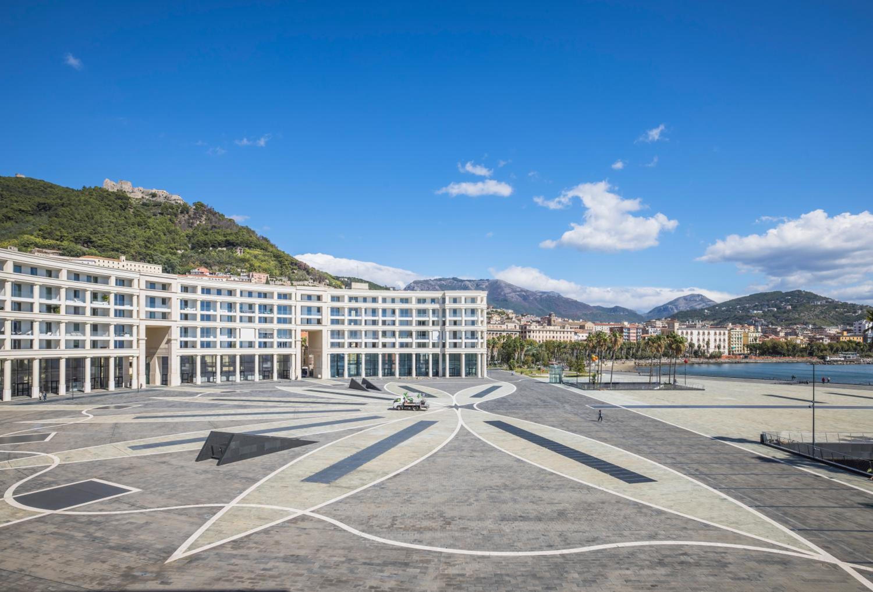 Crescent Luxury Retreat - Seafront Apartments
