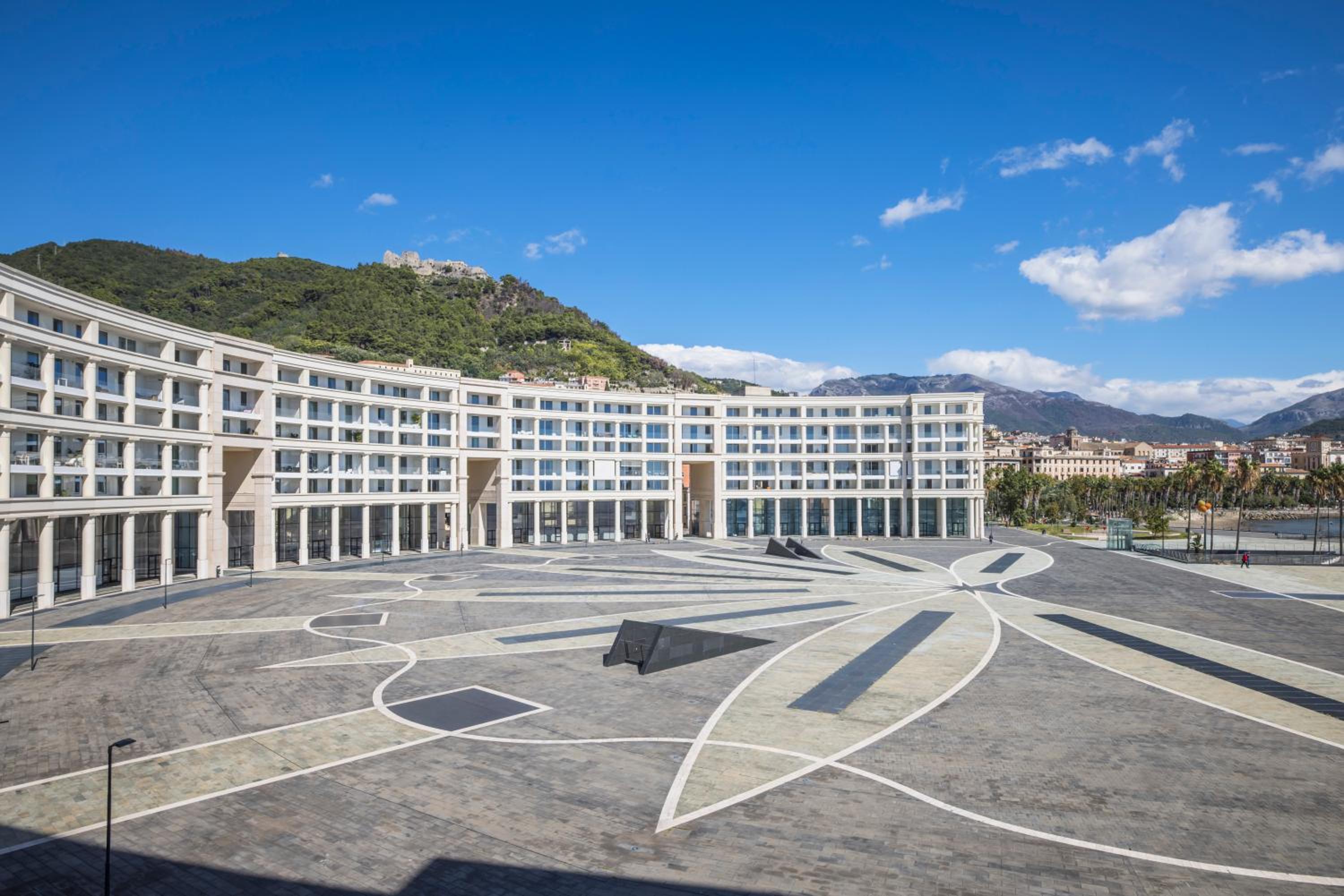Crescent Luxury Retreat - Seafront Apartments