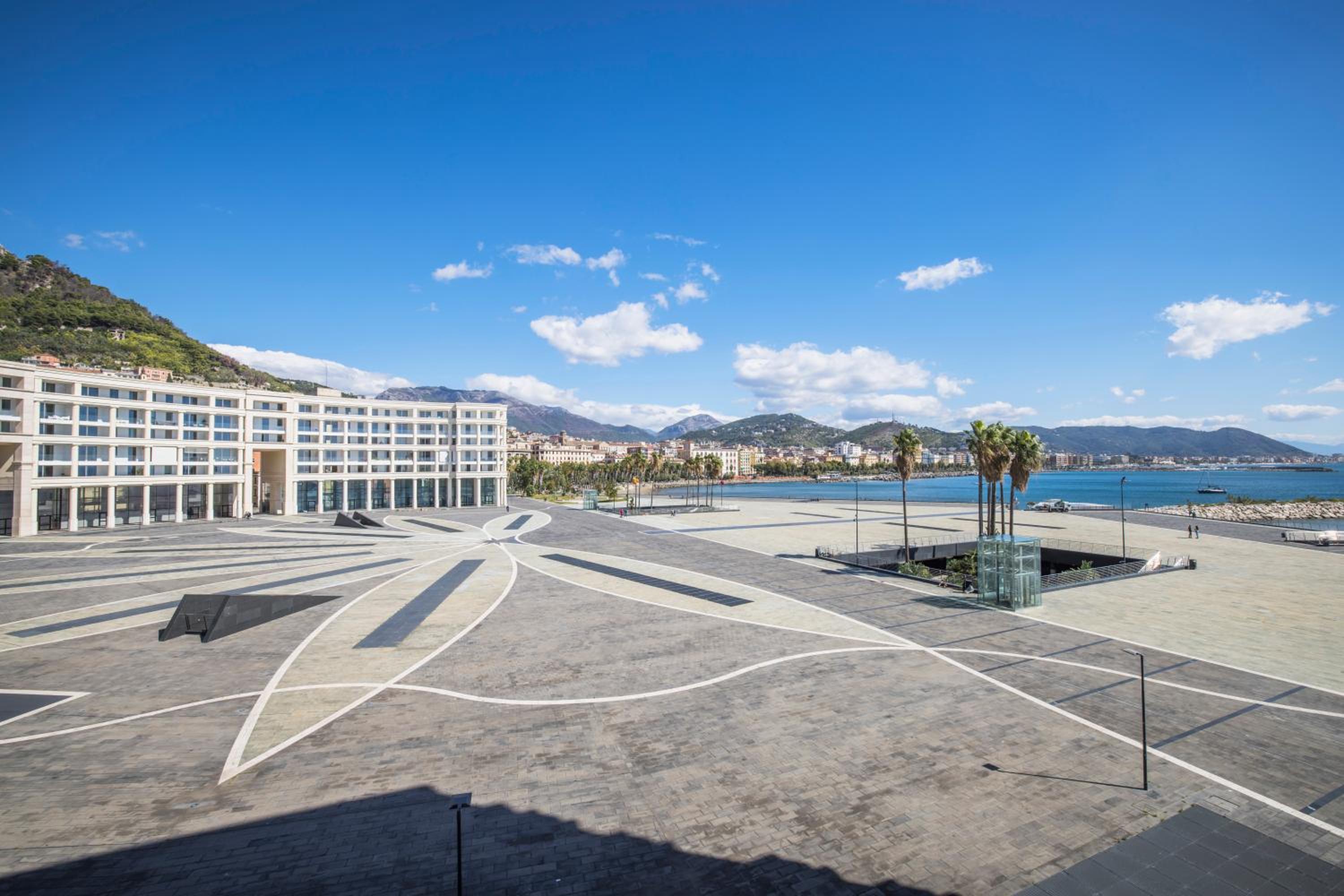 Crescent Luxury Retreat - Seafront Apartments