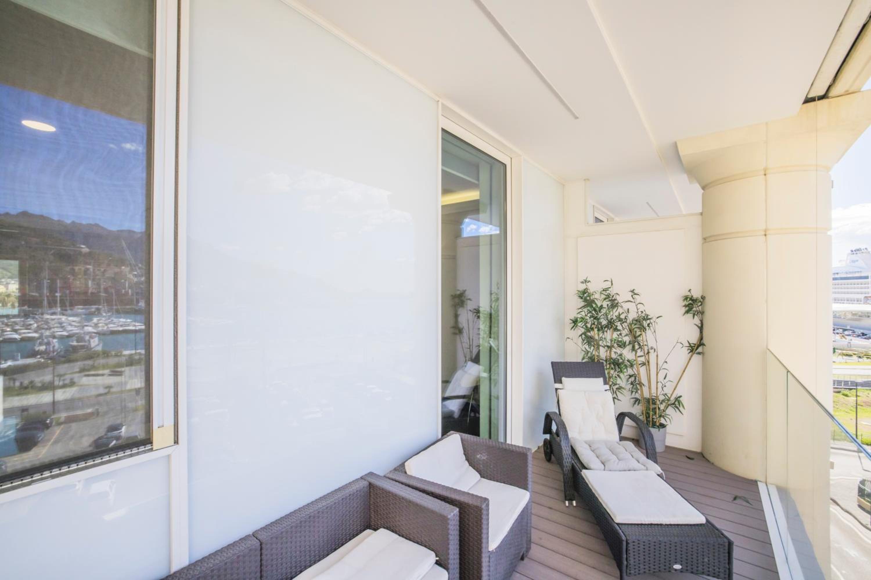 Crescent Luxury Retreat - Seafront Apartments