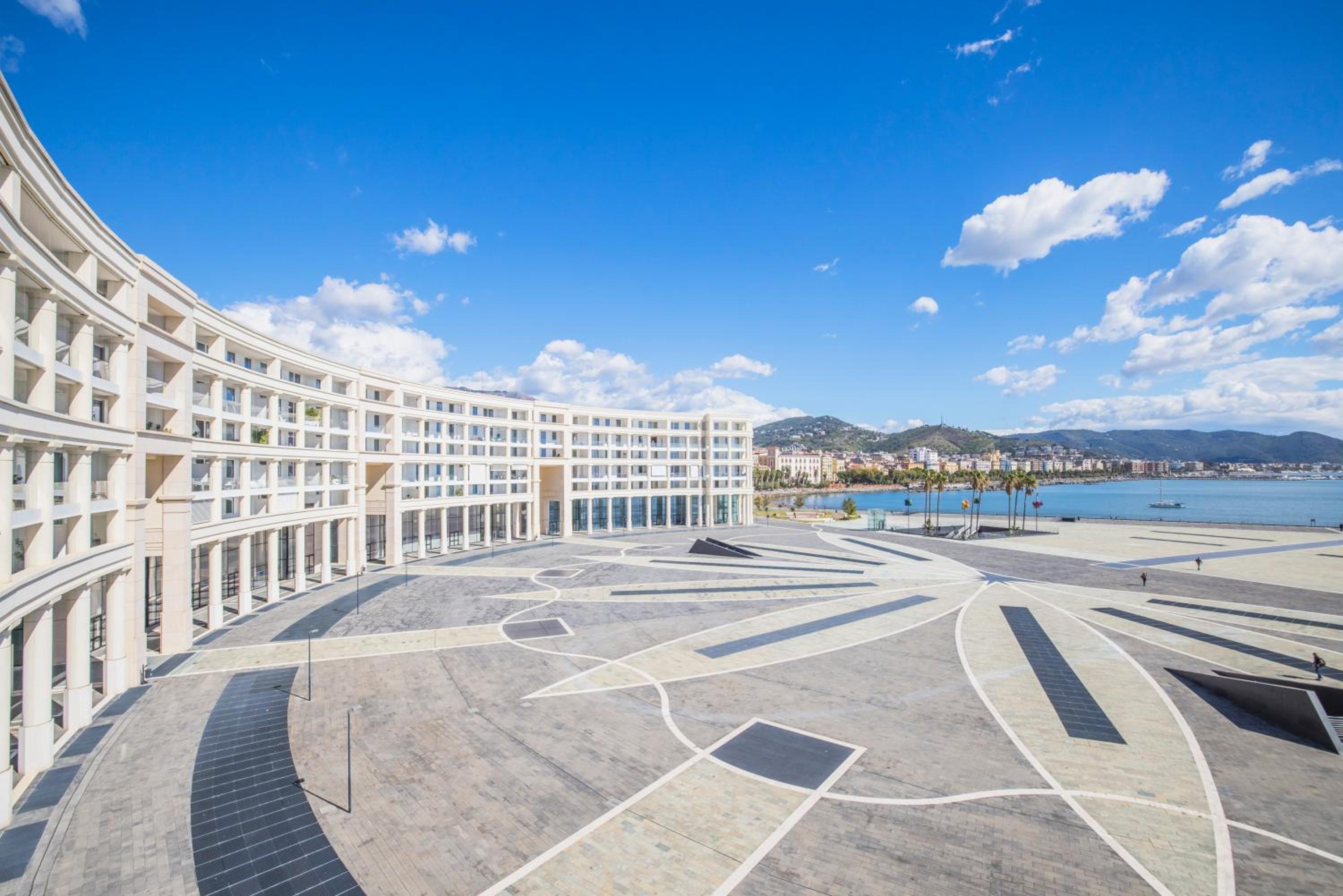 Crescent Luxury Retreat - Seafront Apartments