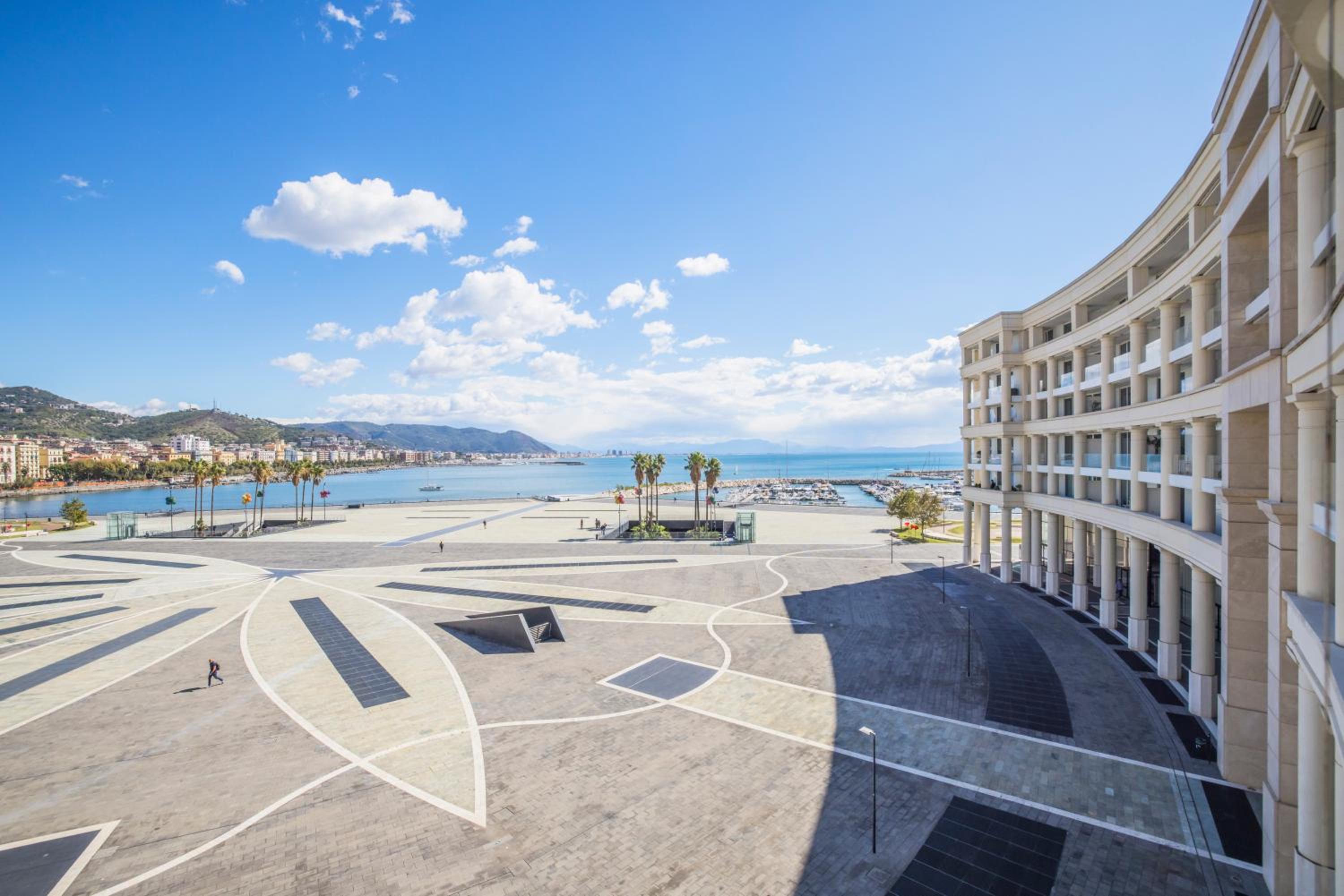 Crescent Luxury Retreat - Seafront Apartments
