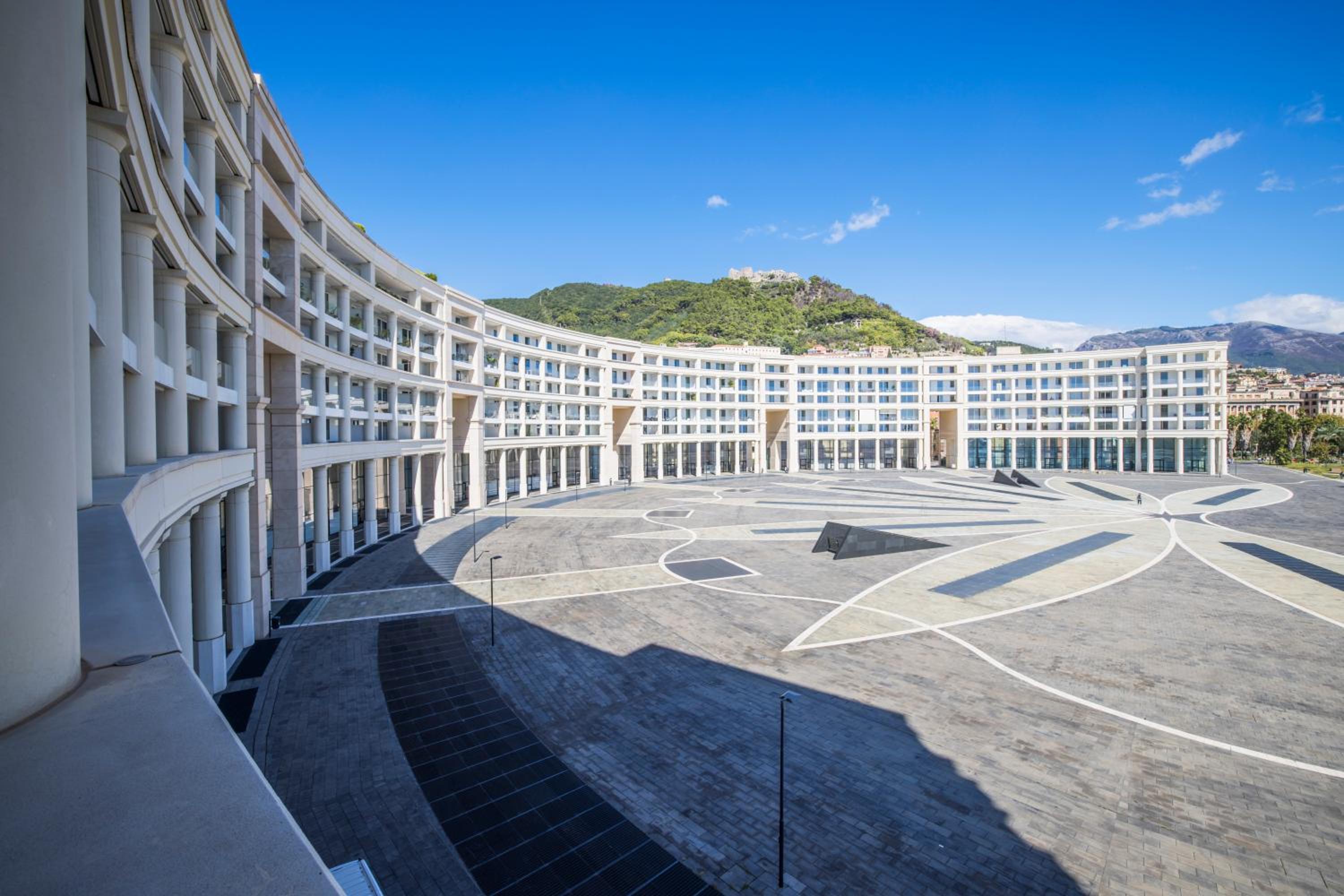 Crescent Luxury Retreat - Seafront Apartments