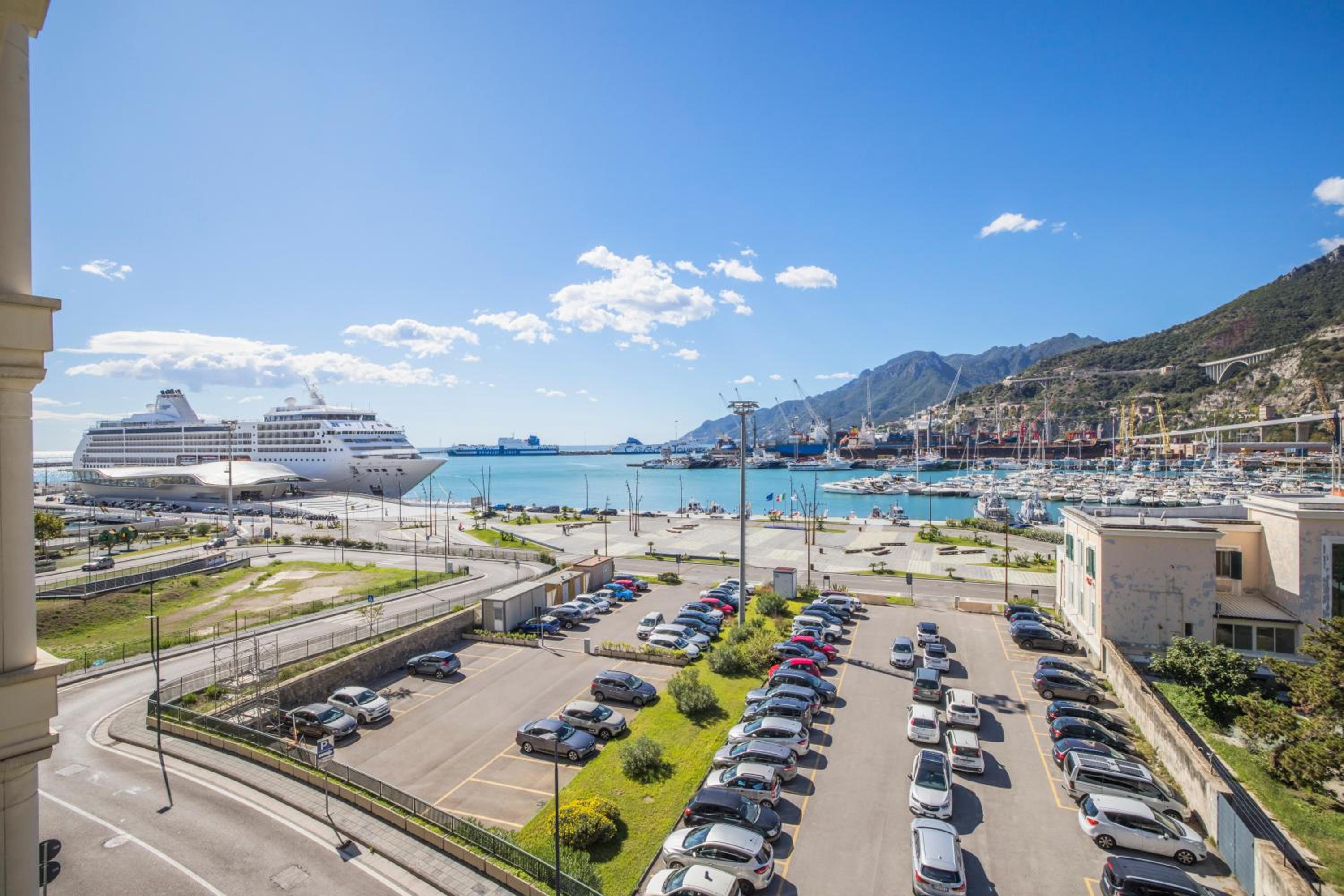 Crescent Luxury Retreat - Seafront Apartments