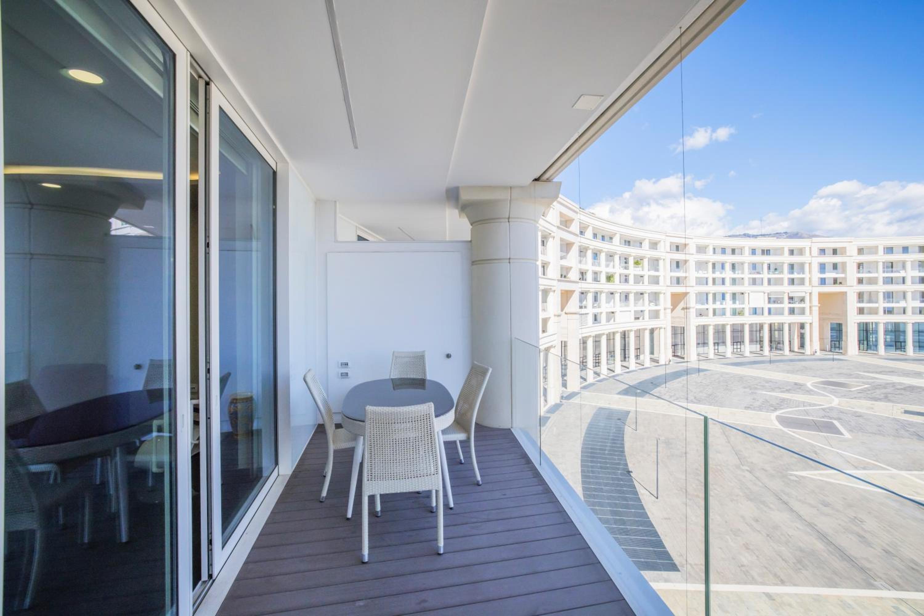 Crescent Luxury Retreat - Seafront Apartments